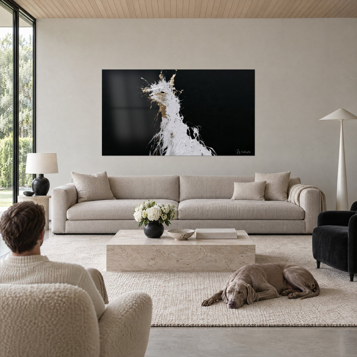 Tableau alpaga blanc aux épaisses coulures de peinture, éclats dorés sur le cou, fond noir, au-dessus d'un canapé dans un salon lumineux