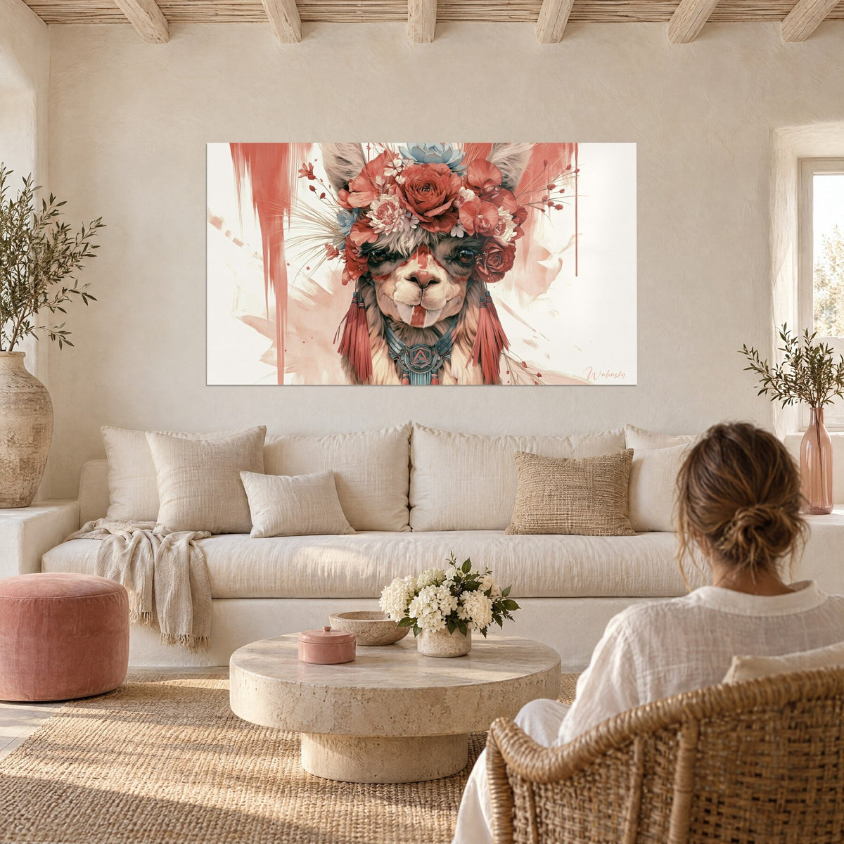Tableau alpaga fleuri à couronne de roses corail et fleurs bleu-gris, coulures rosées, au-dessus d'un canapé dans un salon lumineux