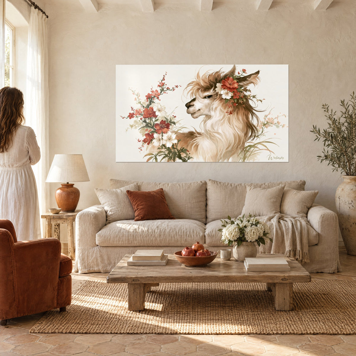 Tableau alpaga au pelage crème et brun, couronne de fleurs rouges et blanches, au-dessus d'un canapé dans un salon lumineux