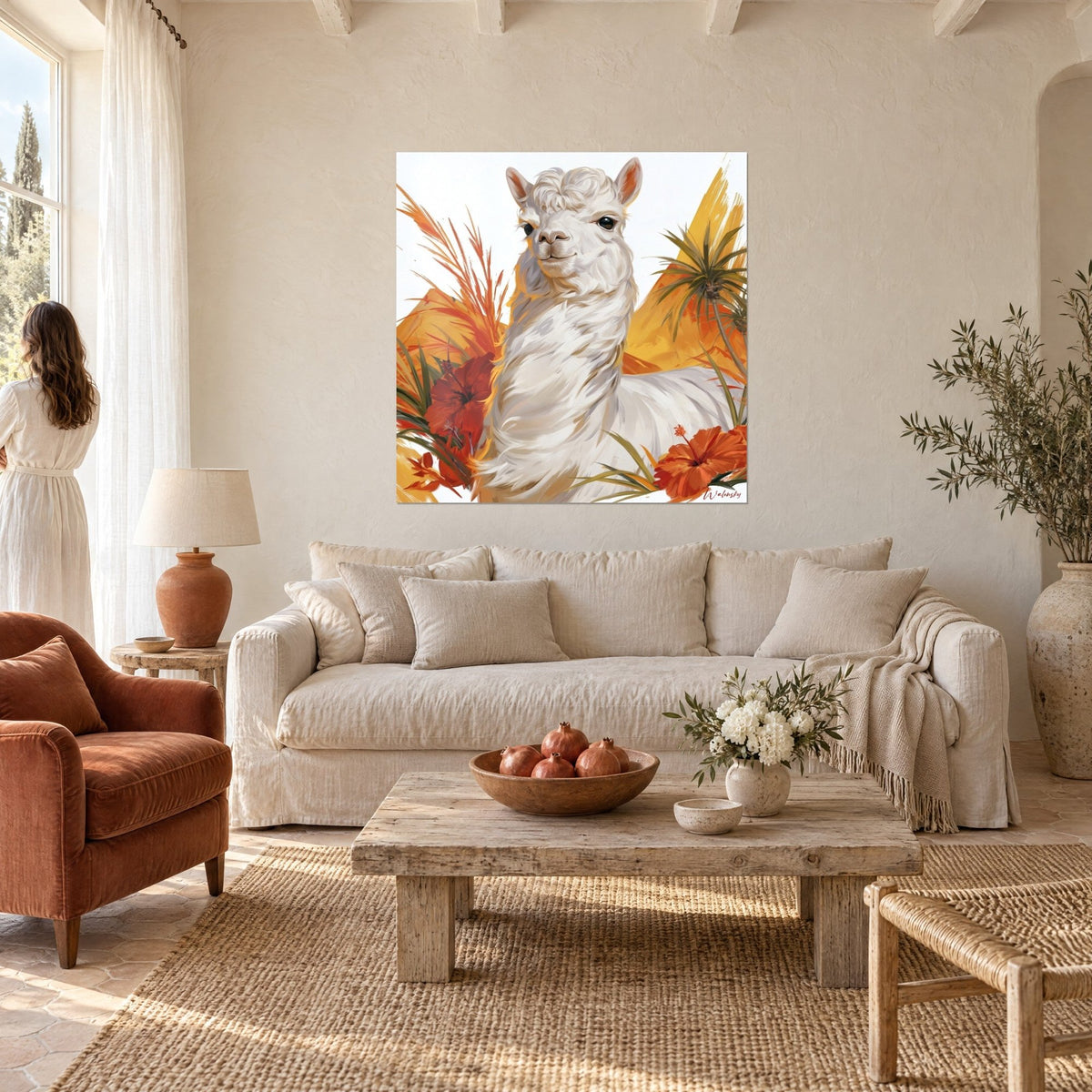 Quadro alpaca dal pelo bianco crema tra ibiscus rosso arancio, una donna di spalle, sopra un divano in un soggiorno luminoso