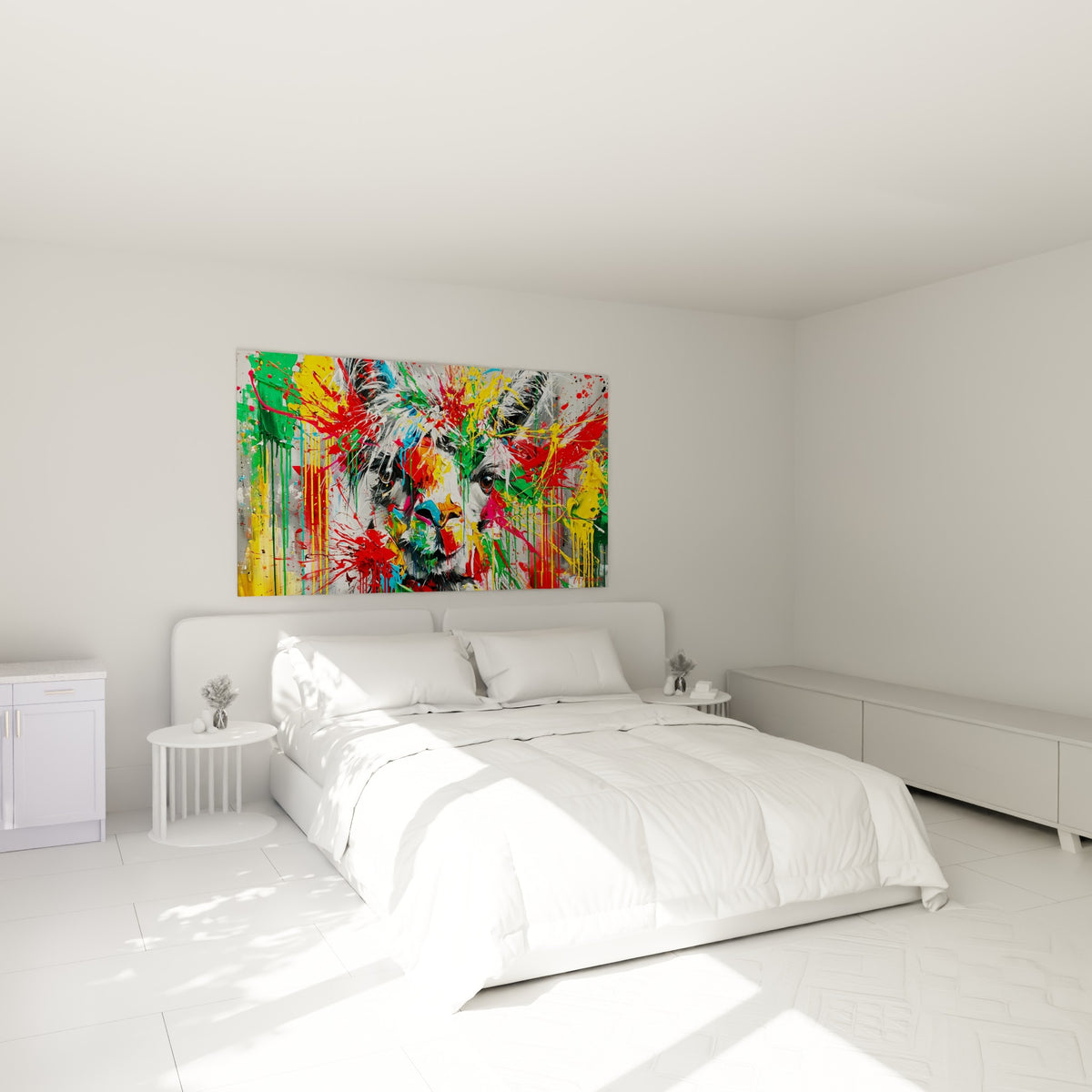 Portrait d'alpaga aux touches vertes et rouges vives, accroché au-dessus d'un lit dans une chambre claire