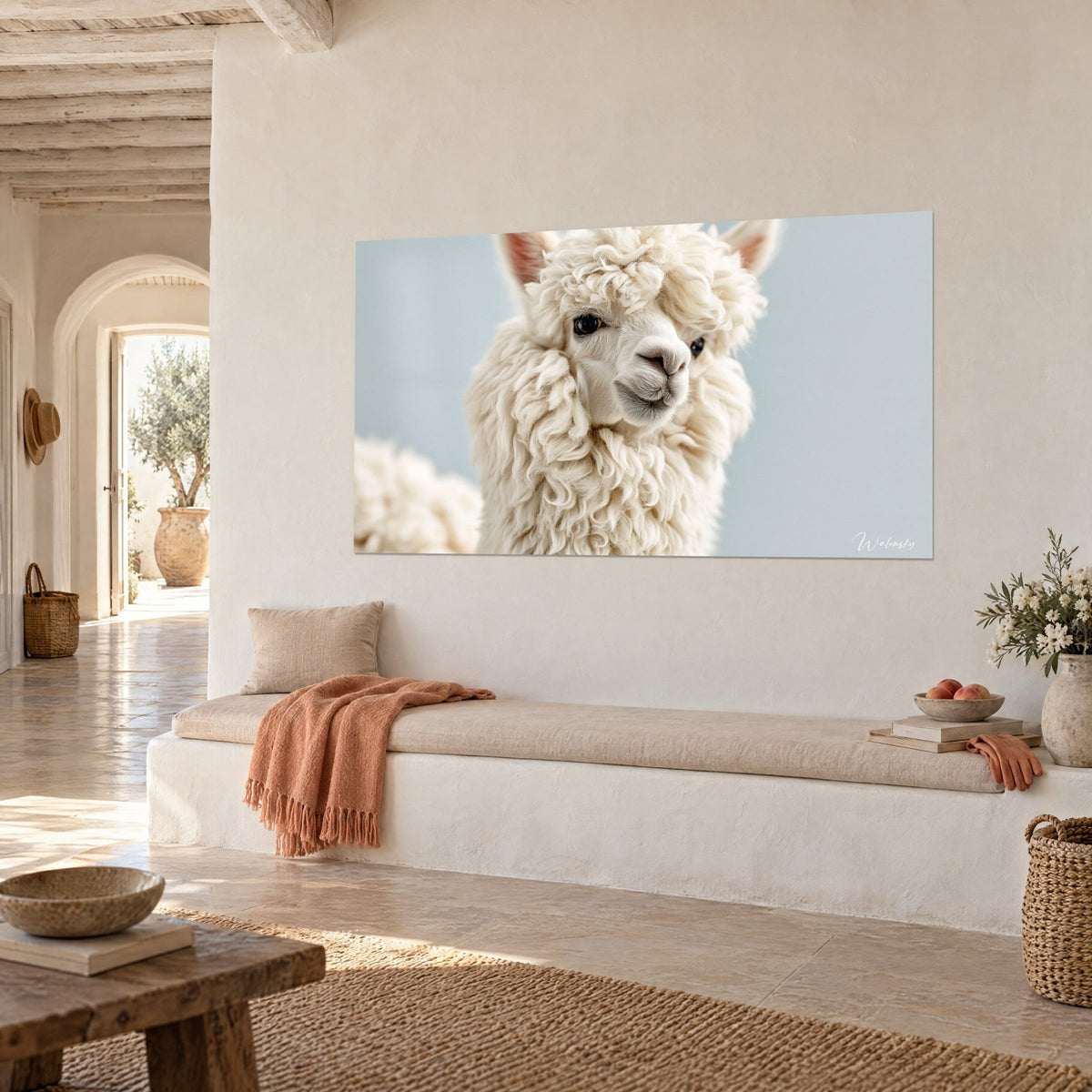 Gemälde eines cremeweißen Kameliden mit dichten Locken, rosagrauer Schnauze und rosa Ohren, an einer beigen Wand neben einer hellen Sitzbank