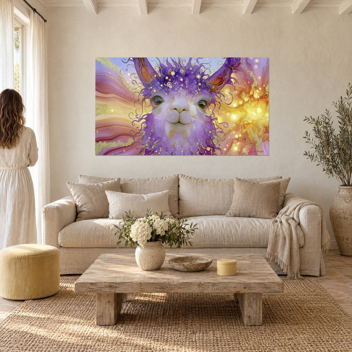 Tableau lama violet aux boucles dorées, yeux ambrés sur fond jaune soleil, une femme de dos, au-dessus d'un canapé dans un salon lumineux