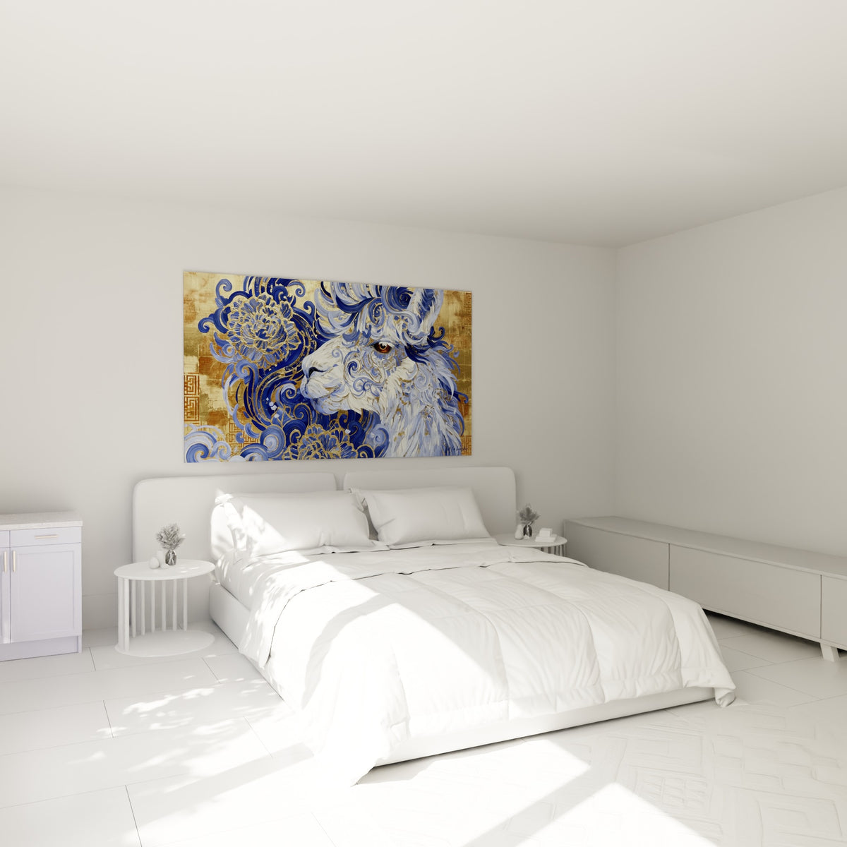 Museau d'alpaga entouré de spirales bleu pastel et doré, accroché au-dessus d'un lit dans une chambre claire