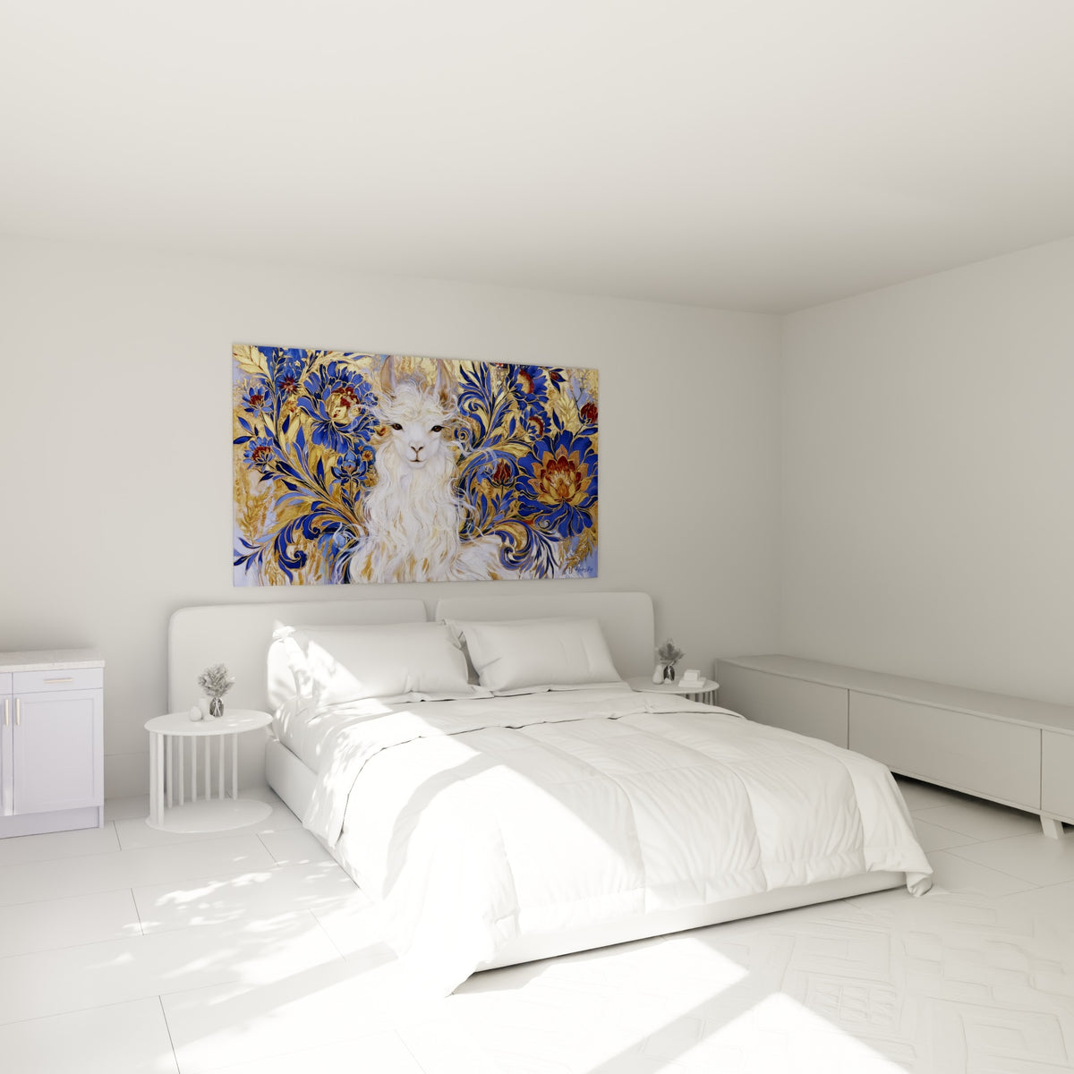Créature blanche aux motifs floraux bleus et dorés accrochée au-dessus d'un lit dans une chambre claire