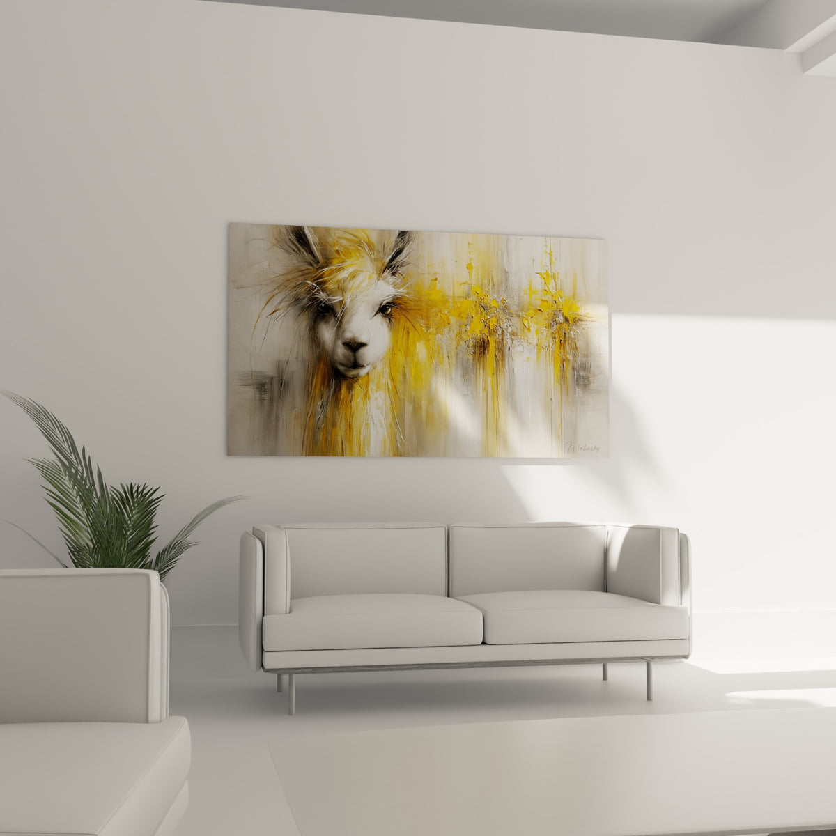 Museau d'alpaga blanc entouré de jaune vif placé au-dessus d'un canapé dans un salon lumineux