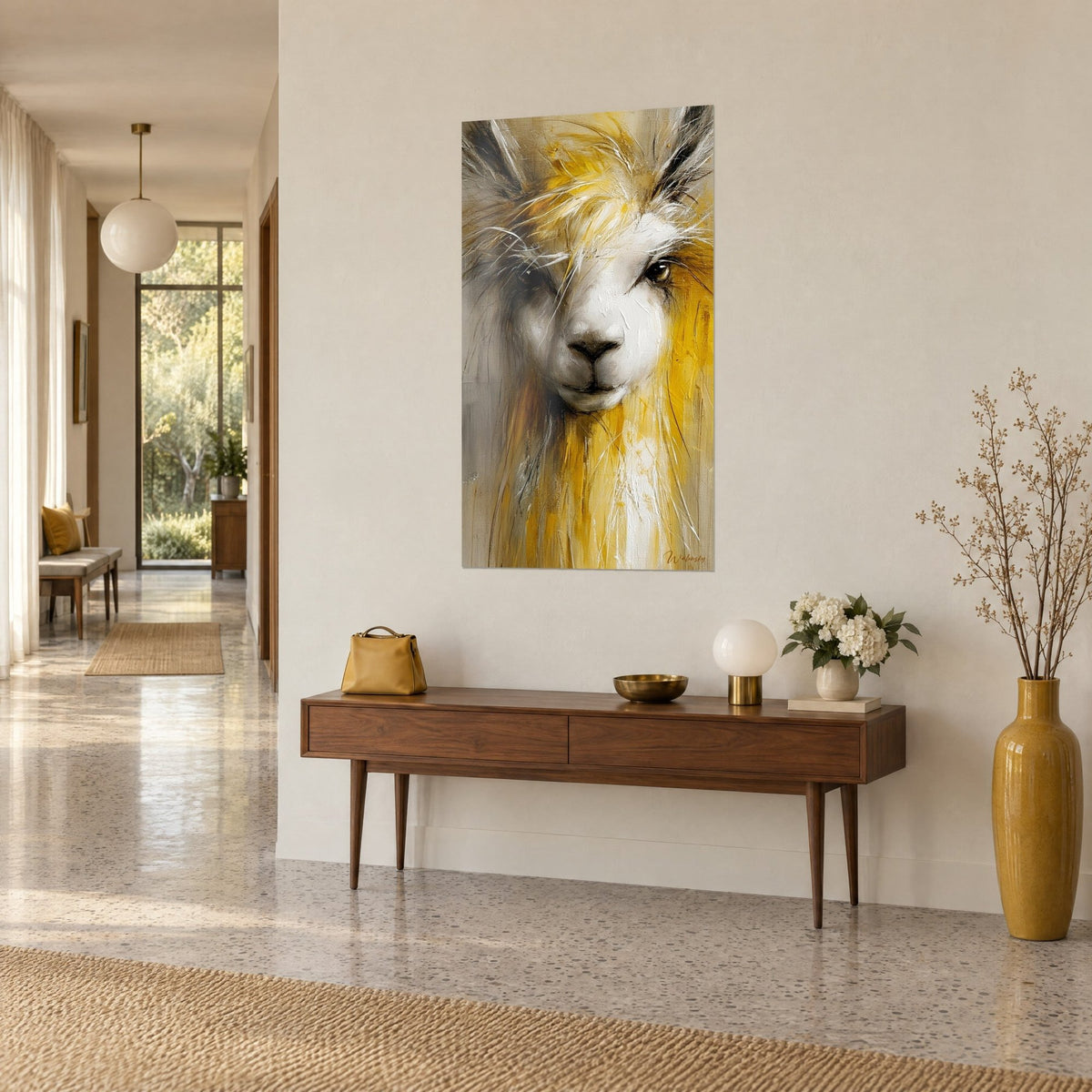Tableau camélidé à la face blanche et aux mèches ocre doré, accroché au-dessus d'une console en bois dans un couloir clair, vue de trois-quarts
