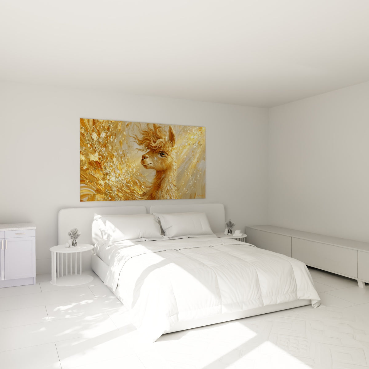 Tête d'alpaga aux teintes ocre et dorées au-dessus d'un lit dans une chambre claire