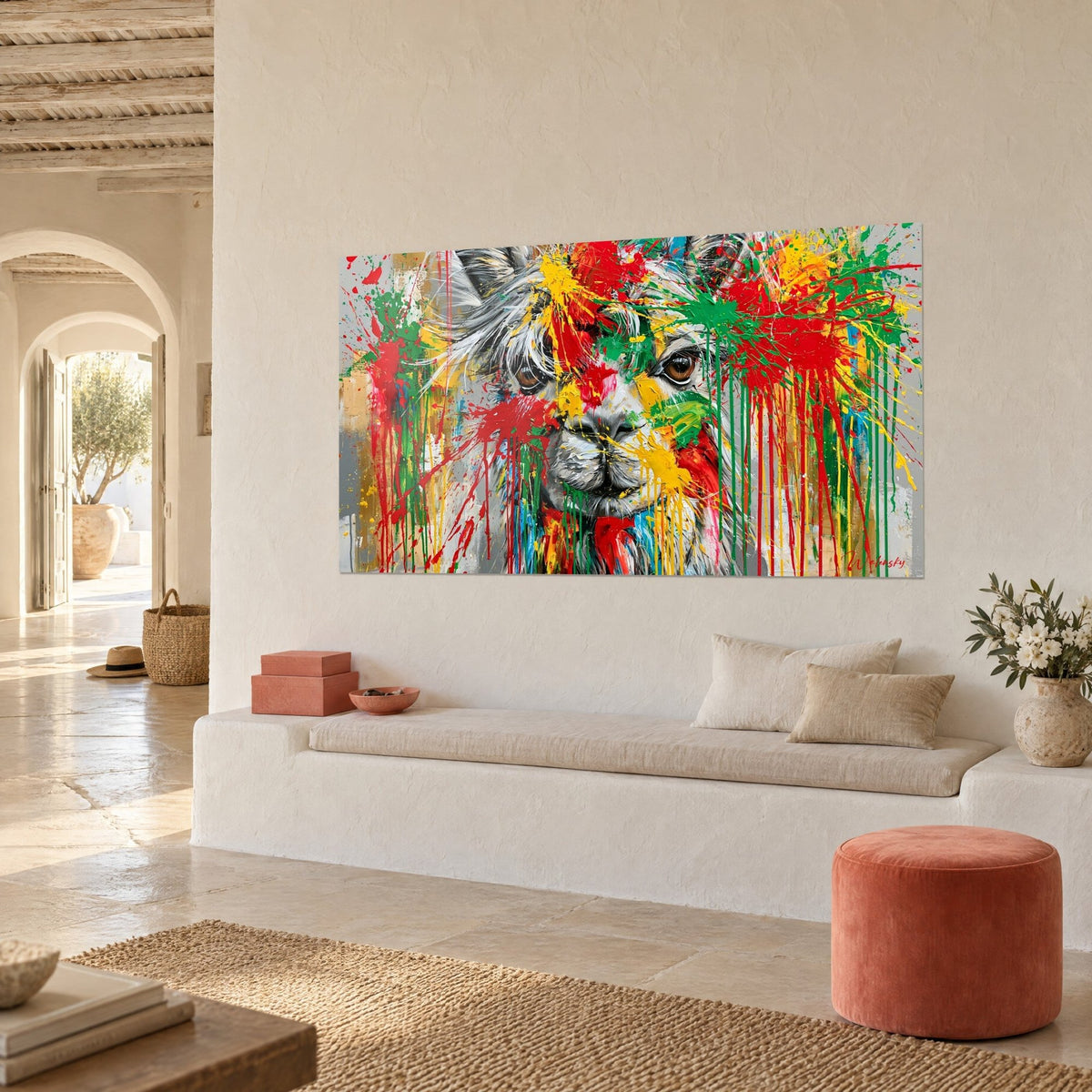 Quadro di camelide dal pelo grigio perla striato di colature verdi e rosse, vista di tre quarti, panchina bianca e pouf corallo