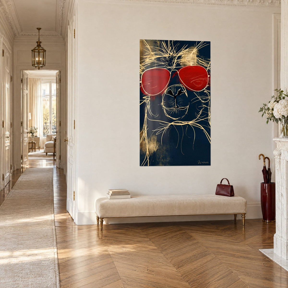 Tableau lama effronté à monture dorée, verres rouge carmin sur fond bleu nuit, vu de trois-quarts dans un couloir haussmannien