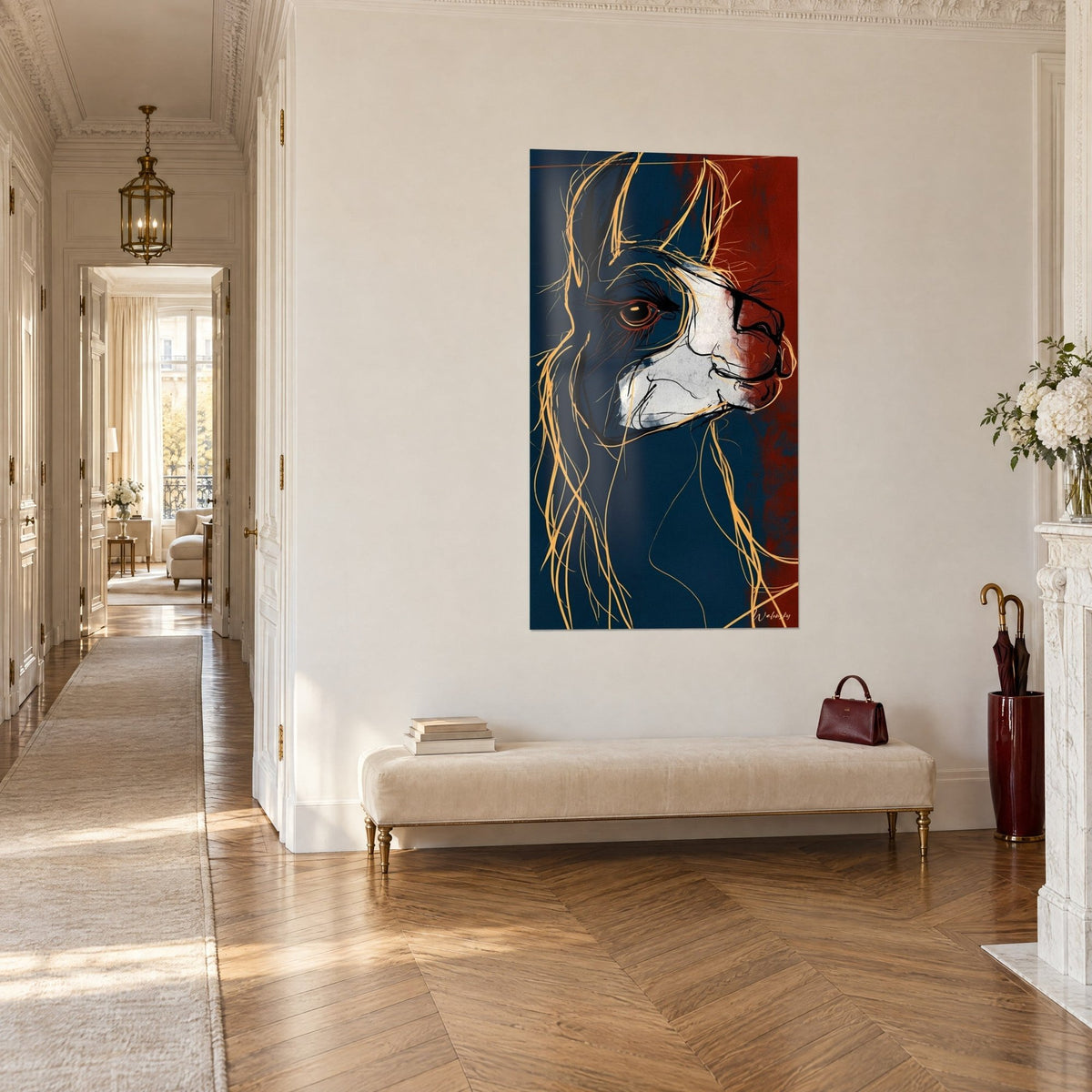 Tableau portrait de lama esquissé, oeil ambre et museau blanc crayeux sur bleu nuit et rouille, couloir haussmannien en trois-quarts