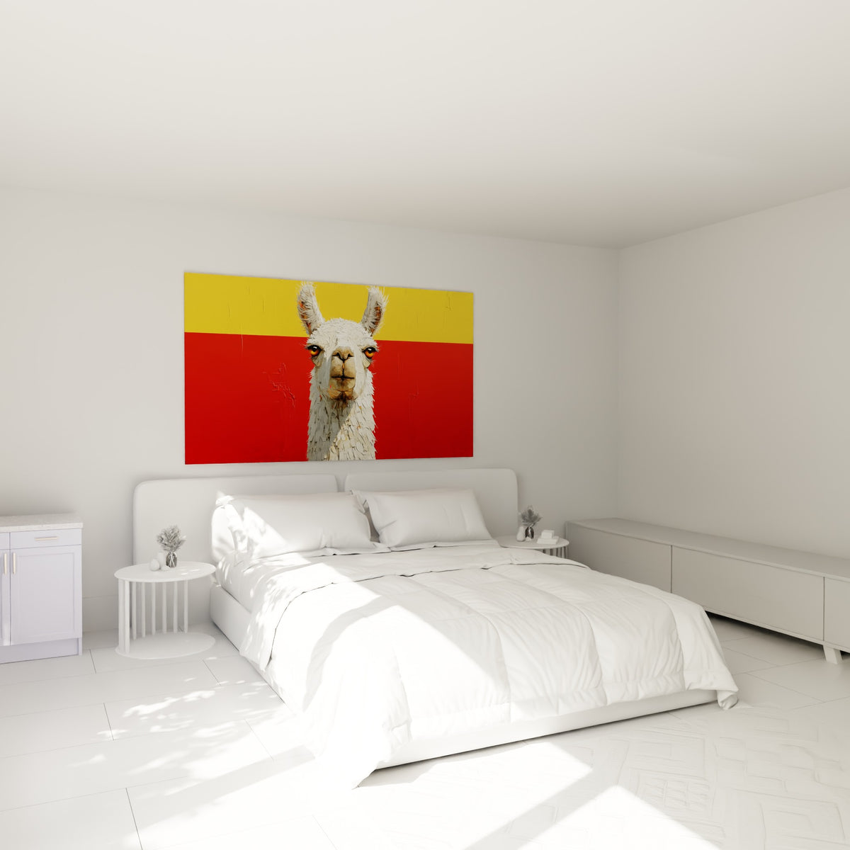 Portrait d'alpaga blanc et roux accroché au-dessus d'un lit dans une chambre claire