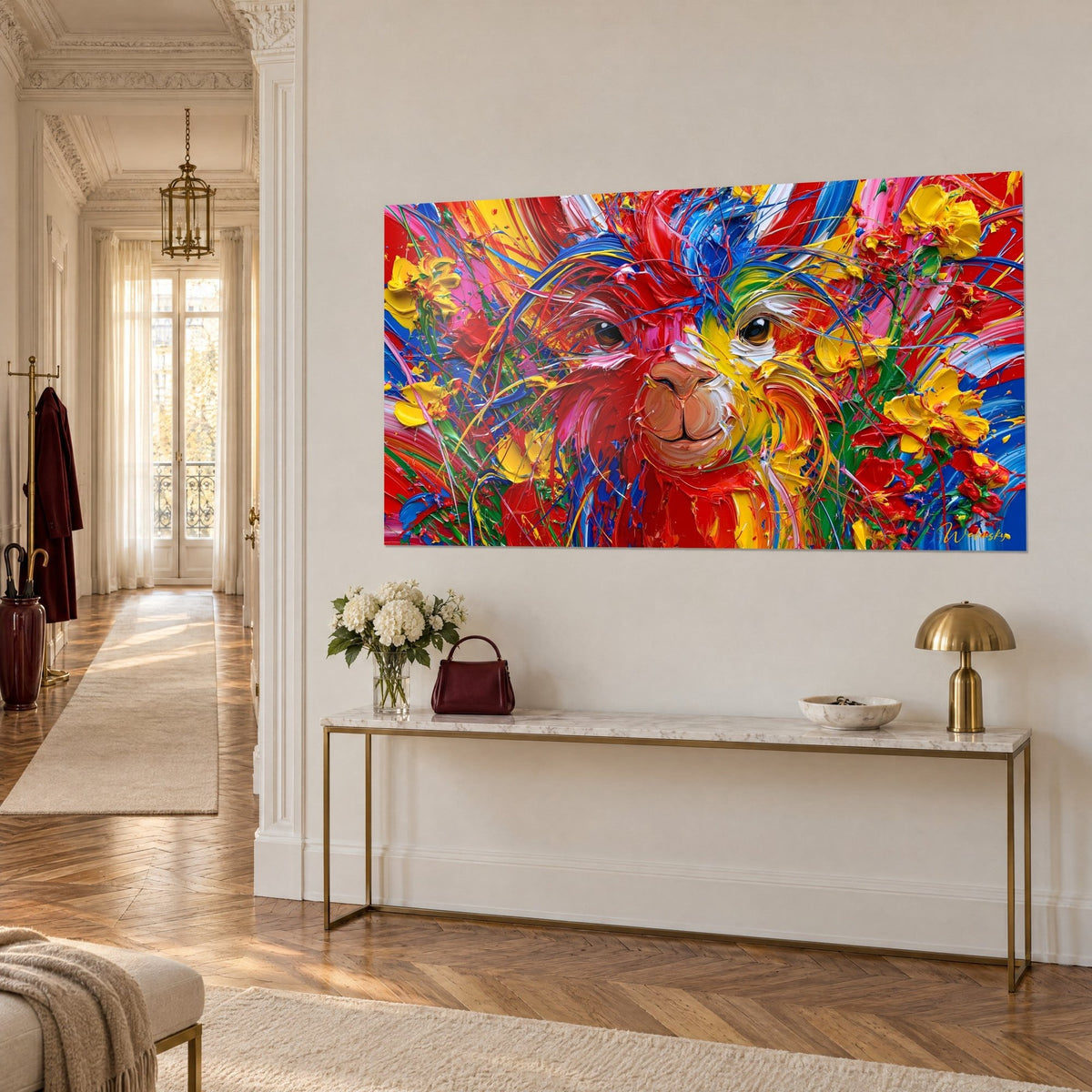 Tableau camélidé aux grands yeux ambrés, coups de spatule rouges, bleus et jaunes, accroché au-dessus d'une console dorée