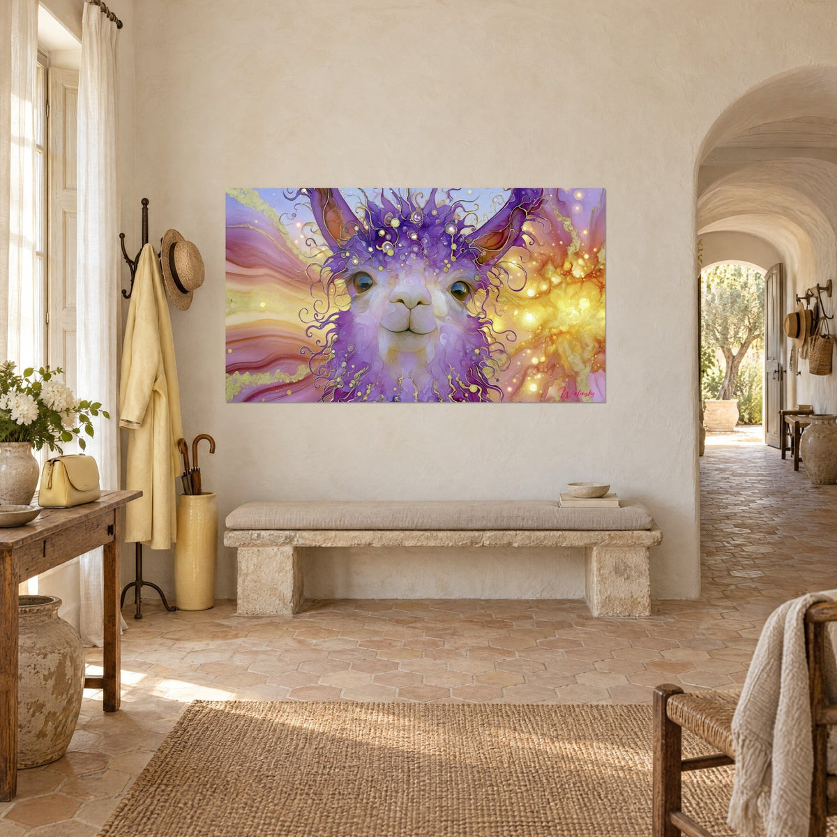 Tableau alpaga rieur, toison lilas et gouttes d'or, halo ambre et rose, vu de trois quarts dans l'entrée d'un mas provençal