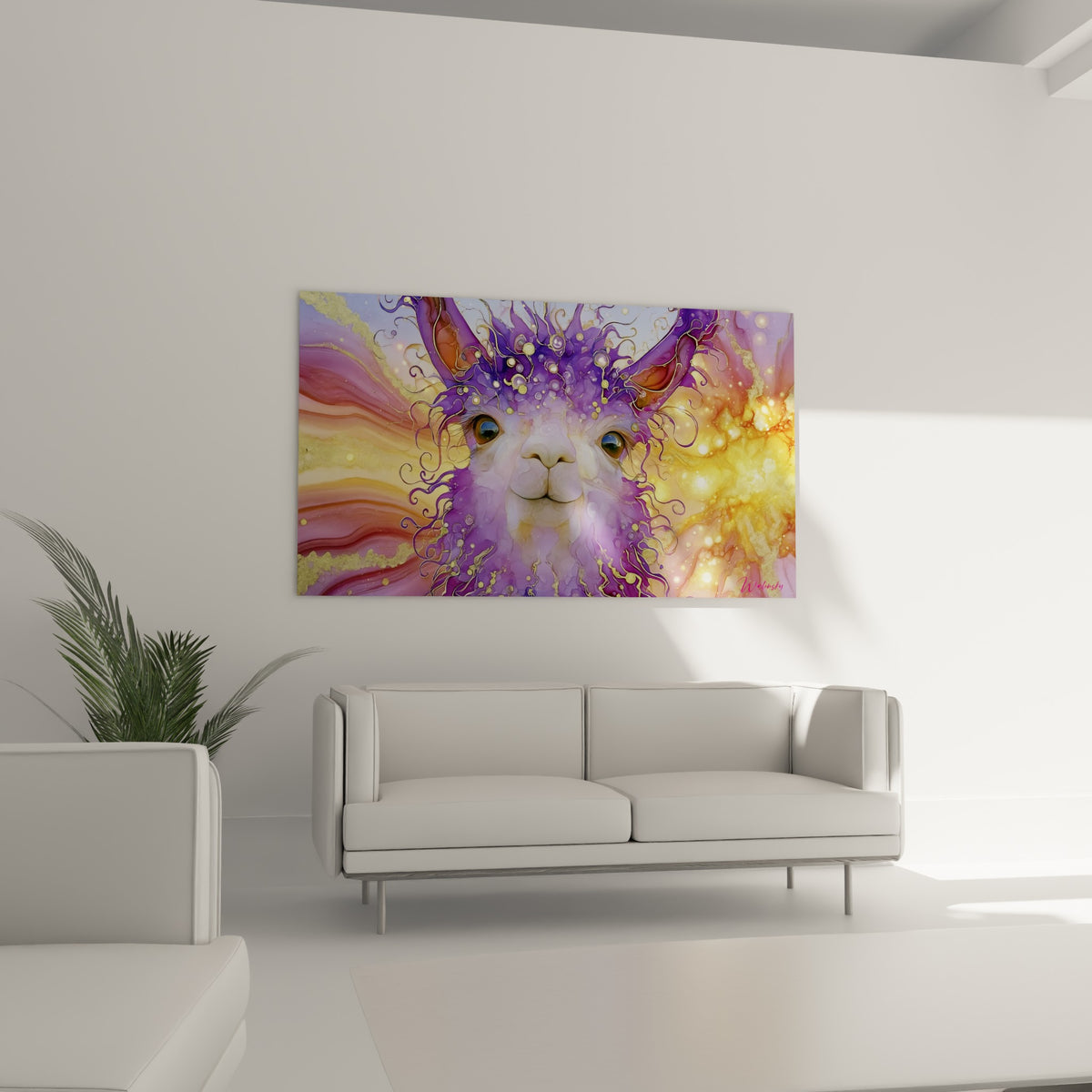 Regard brun intense de l'alpaga violet et doré, au-dessus d'un canapé dans un salon lumineux