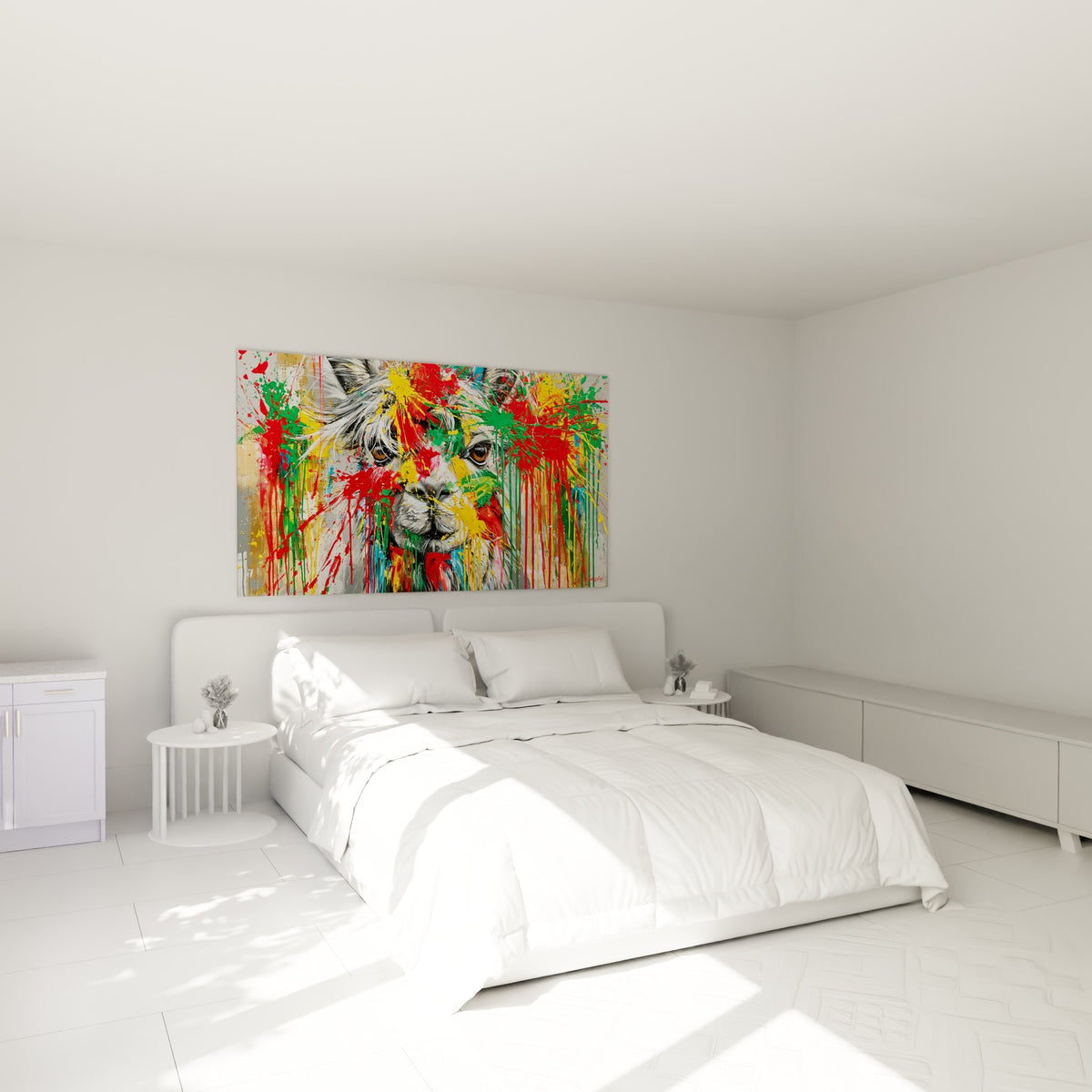Museau d'alpaga entouré de coulures rouges et jaunes, accroché au-dessus d'un lit dans une chambre claire