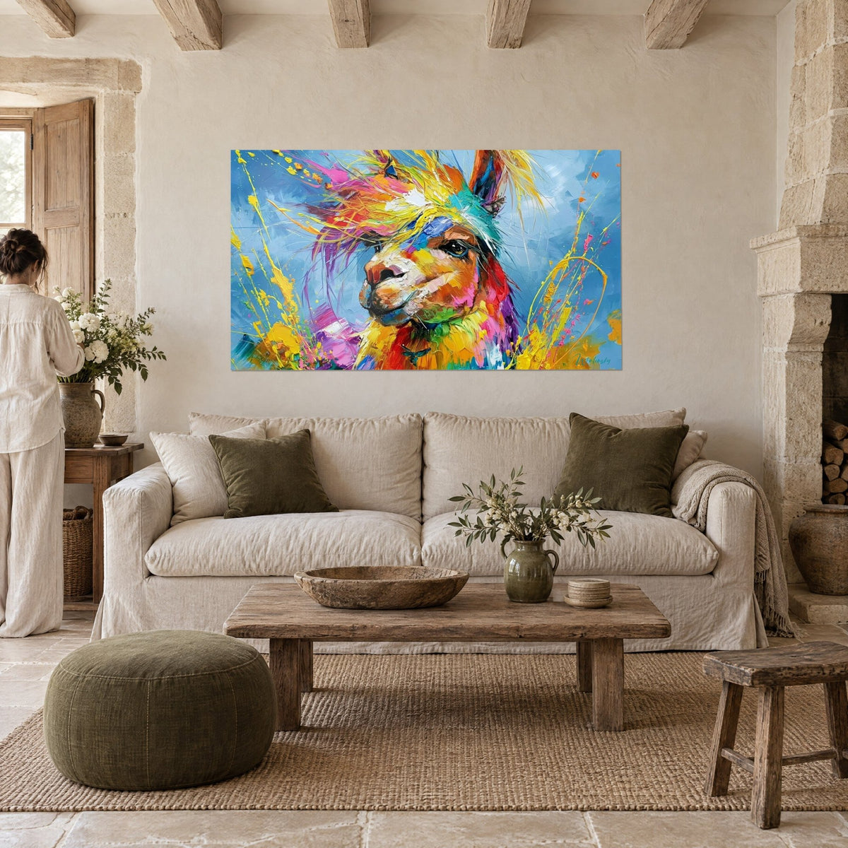 Tableau lama à la crinière arc-en-ciel et aux éclaboussures jaunes sur fond bleu ciel, au-dessus d'un canapé dans un salon lumineux