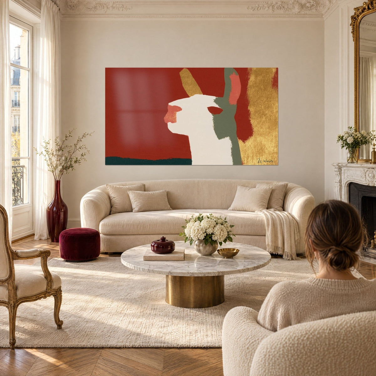 Gemälde Alpaka weiß im Profil, Ohren salbeigrün und korallenrot, ziegelroter Hintergrund, goldene Flächen, über einem Sofa in einem hellen Wohnzimmer