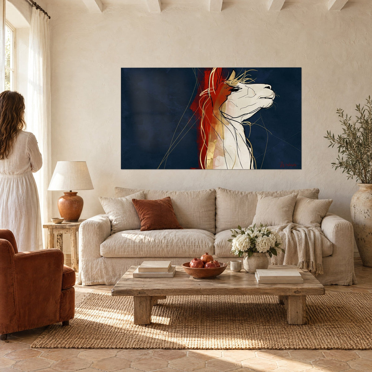 Tableau alpaga blanc au museau levé, mèches dorées sur fond bleu nuit, bande rouge, au-dessus d'un canapé dans un salon lumineux