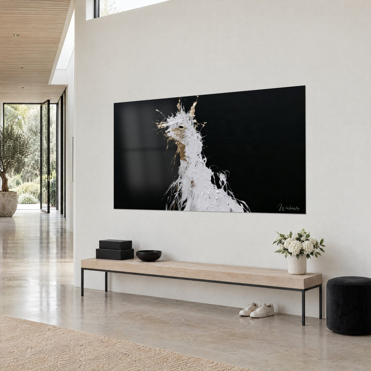 Tableau portrait de lama crème en relief, poils crêtés d'or et de blanc sur fond noir profond, mur beige d'une maison d'architecte