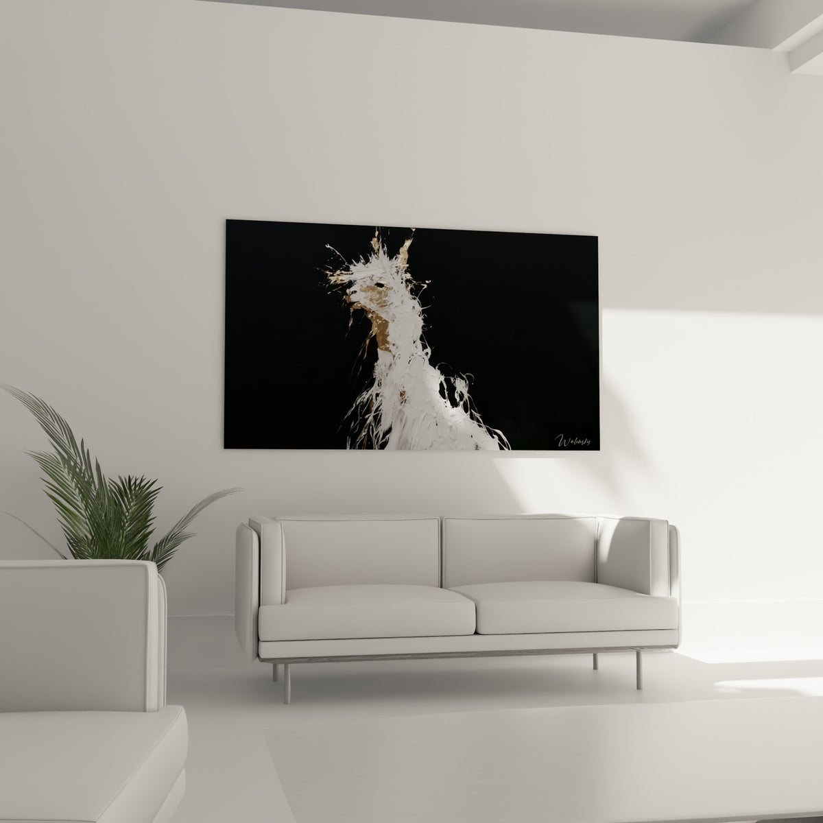 Tête d'alpaga blanche aux touches dorées surplombant un canapé dans un salon lumineux