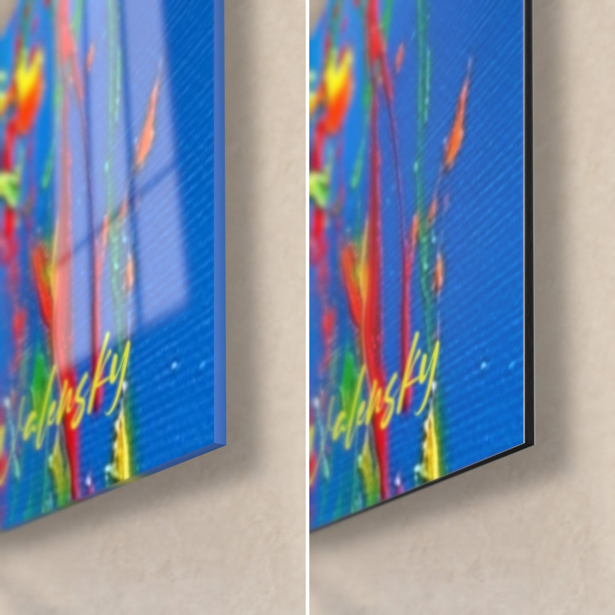 Tableau alpaga multicolore, coin bas droit : verre brillant à reflets à gauche, Dibond mat à droite, fond bleu, signature jaune