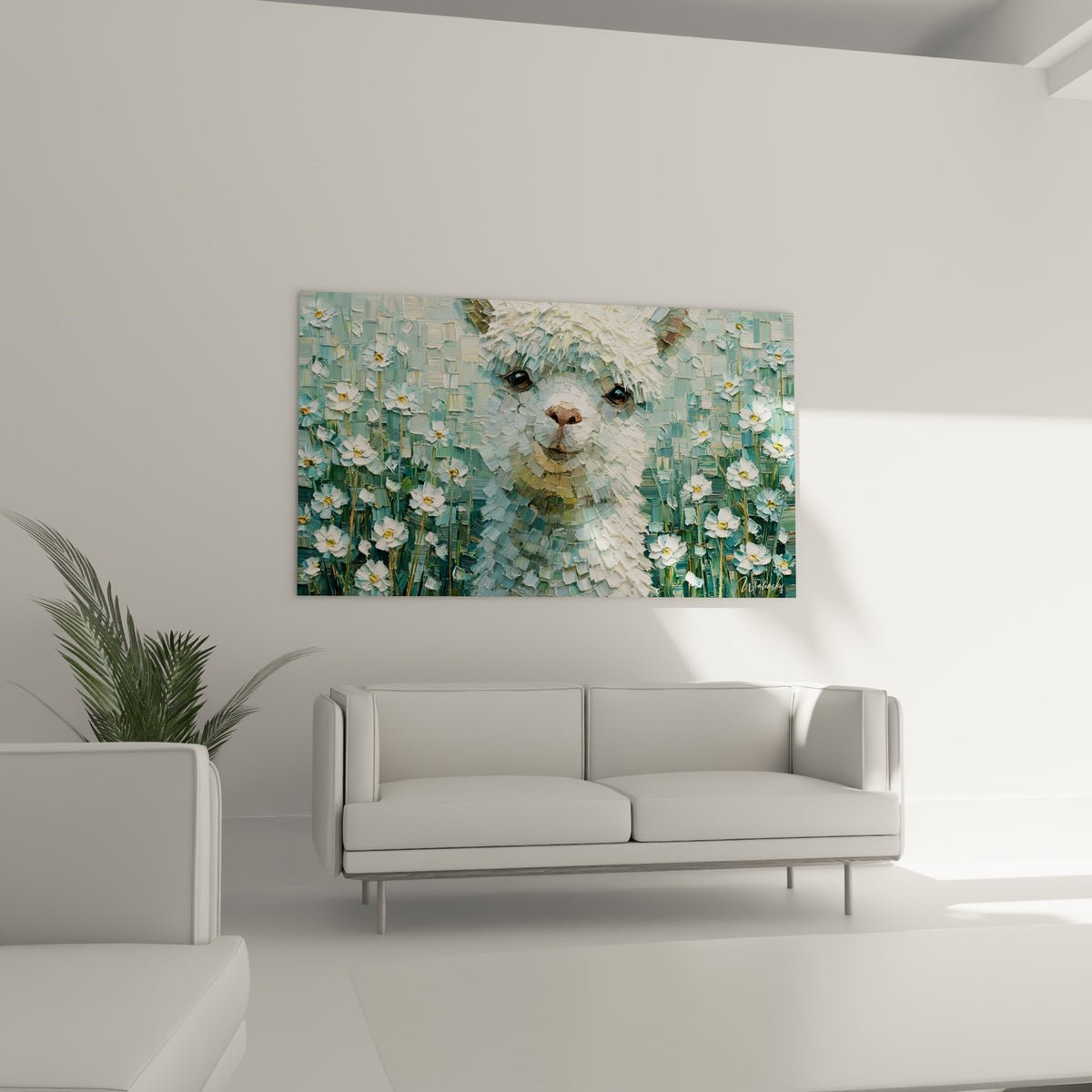 Museau rosé d'alpaga blanc parmi les fleurs vert d'eau, au-dessus d'un canapé dans un salon lumineux