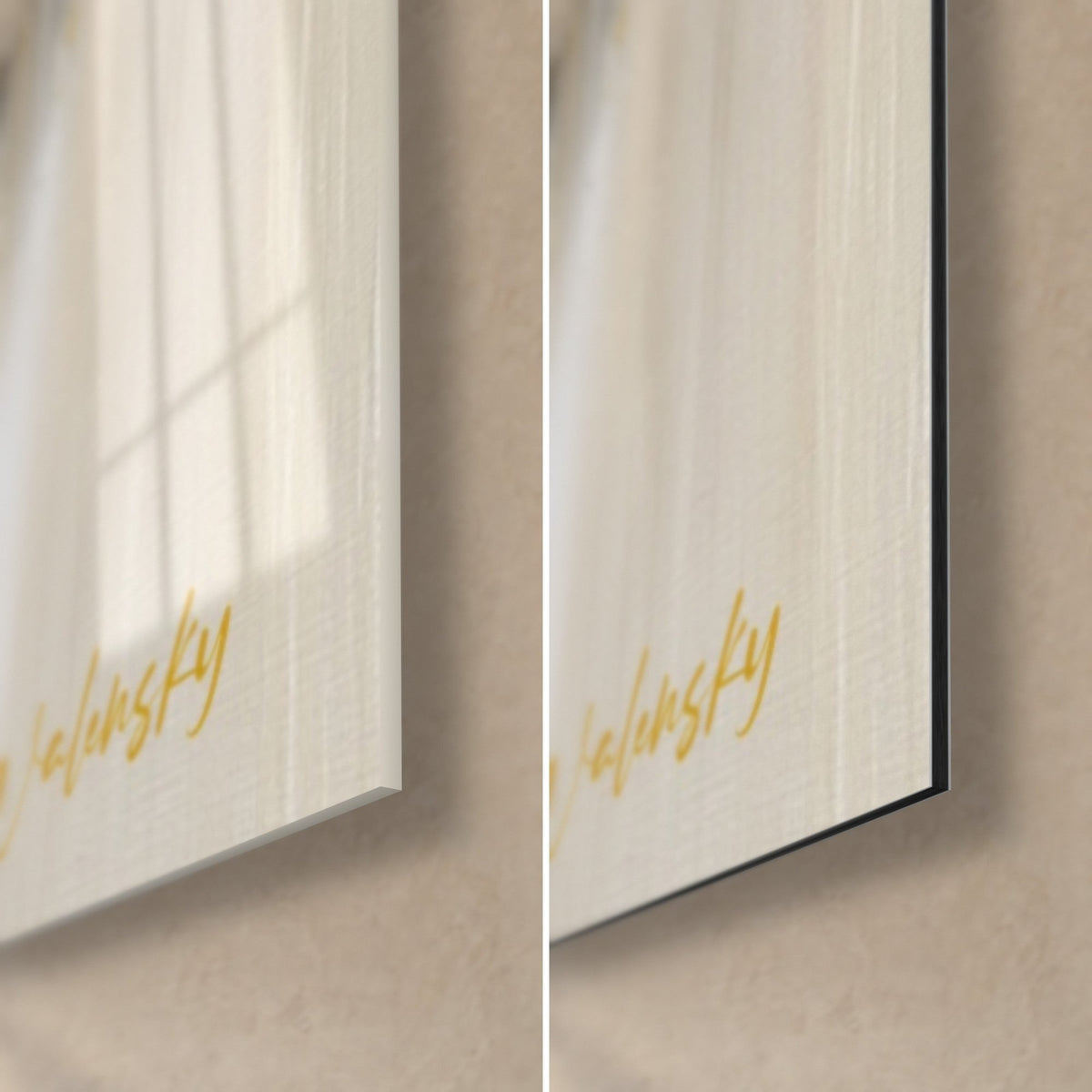 Tableau lama blanc et fleurs jaunes, coin bas droit : signature dorée, verre brillant à gauche, Dibond gris mat à droite