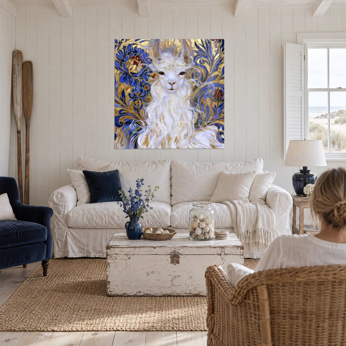 Gemälde Alpaka mit elfenbeinfarbenem Vlies auf kobaltblauem Hintergrund und Goldblättern, von hinten gesehen, über einem Sofa in einem hellen Wohnzimmer