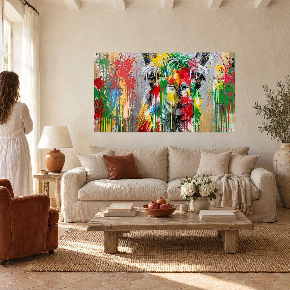 Tableau alpaga au regard ambré, face striée de coulures rouges et vertes sur fond gris, au-dessus d'un canapé dans un salon lumineux