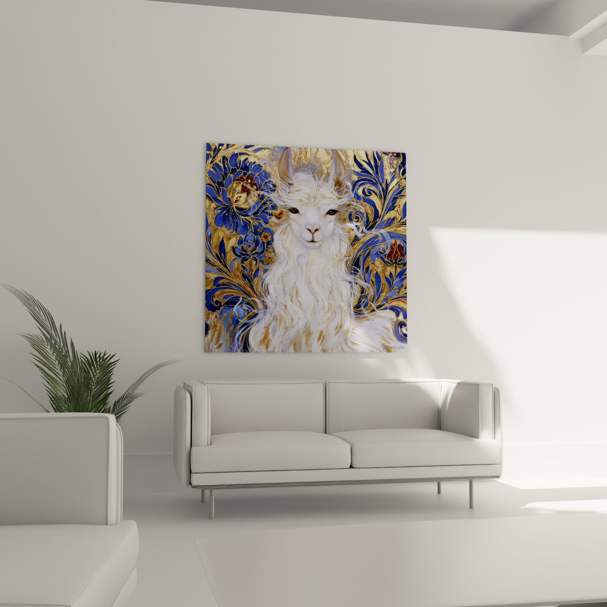 Visage doux de l'alpaga blanc, mèches dorées et fond floral bleu, au-dessus d'un canapé dans un salon lumineux
