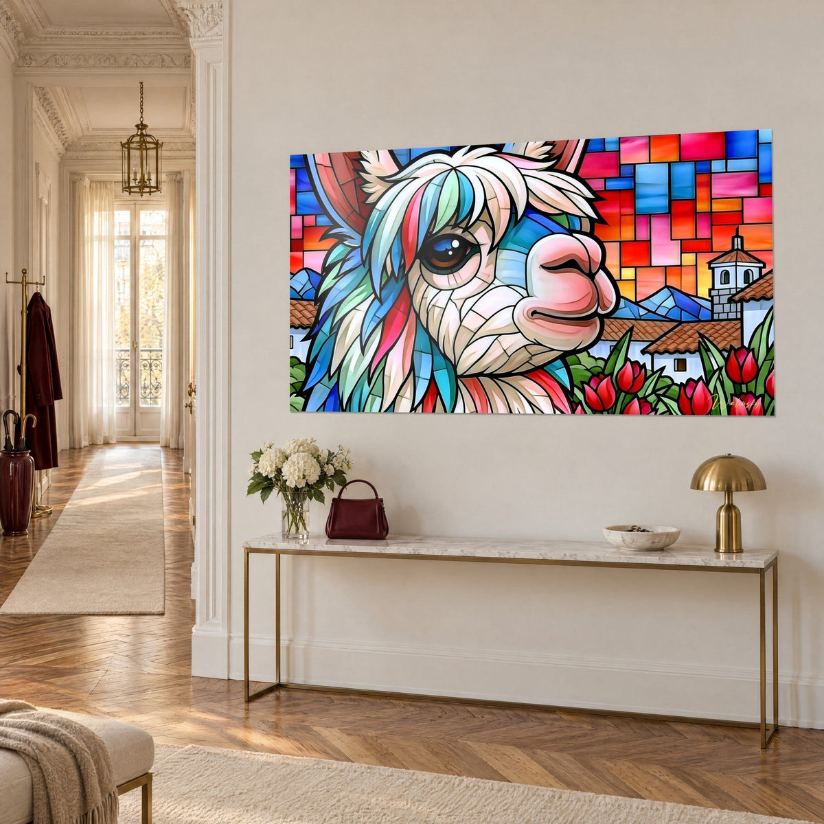 Quadro lama di profilo in mosaico rosso, arancione e blu, campanile andino, posto sopra una consolle dorata nell'ingresso