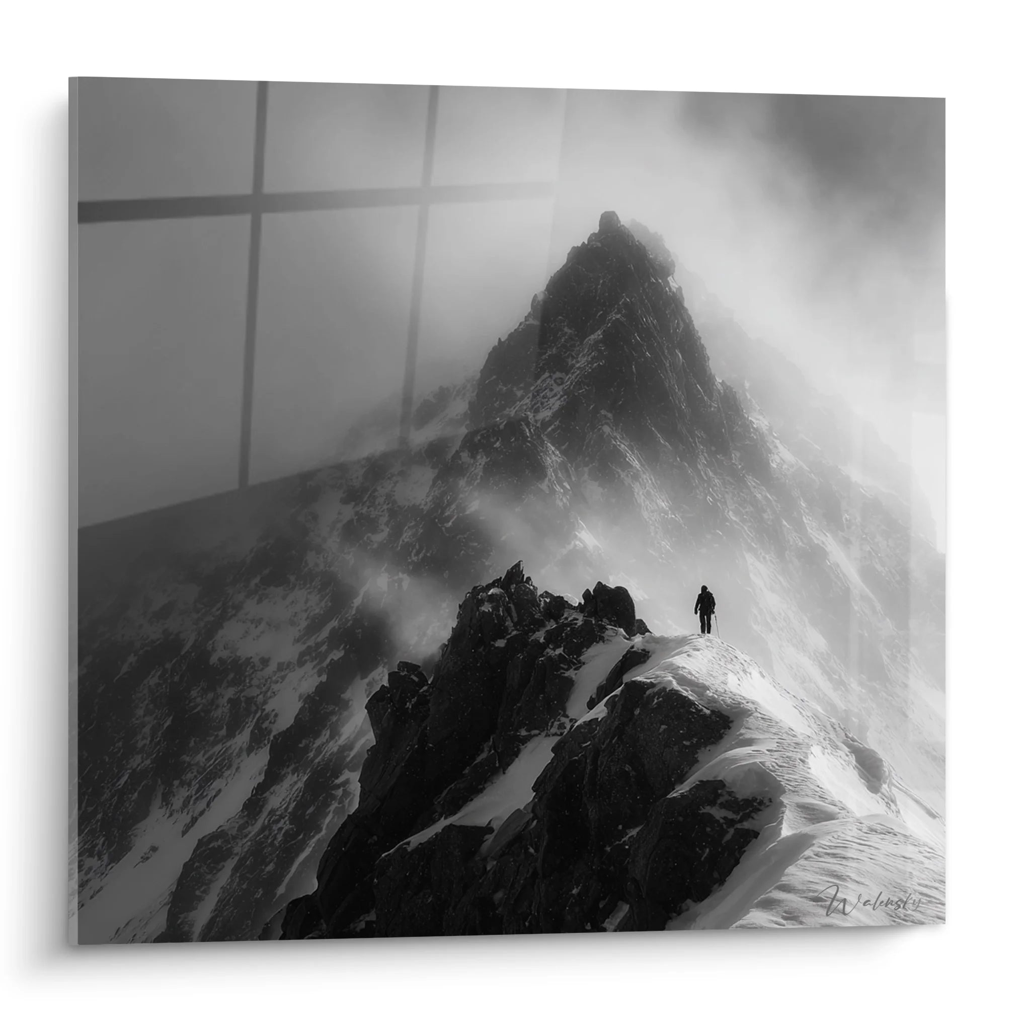 Tableau noir et blanc alpiniste montagne sommet rocheux brumeux décoration murale