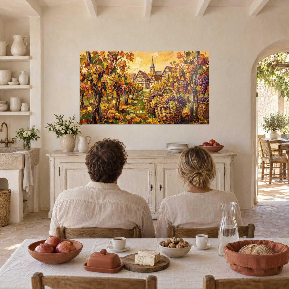 Wall art grape harvest in palette-knife painting, ochre and purple, facing a couple seated from behind at a table, beneath a vaulted farmhouse arch