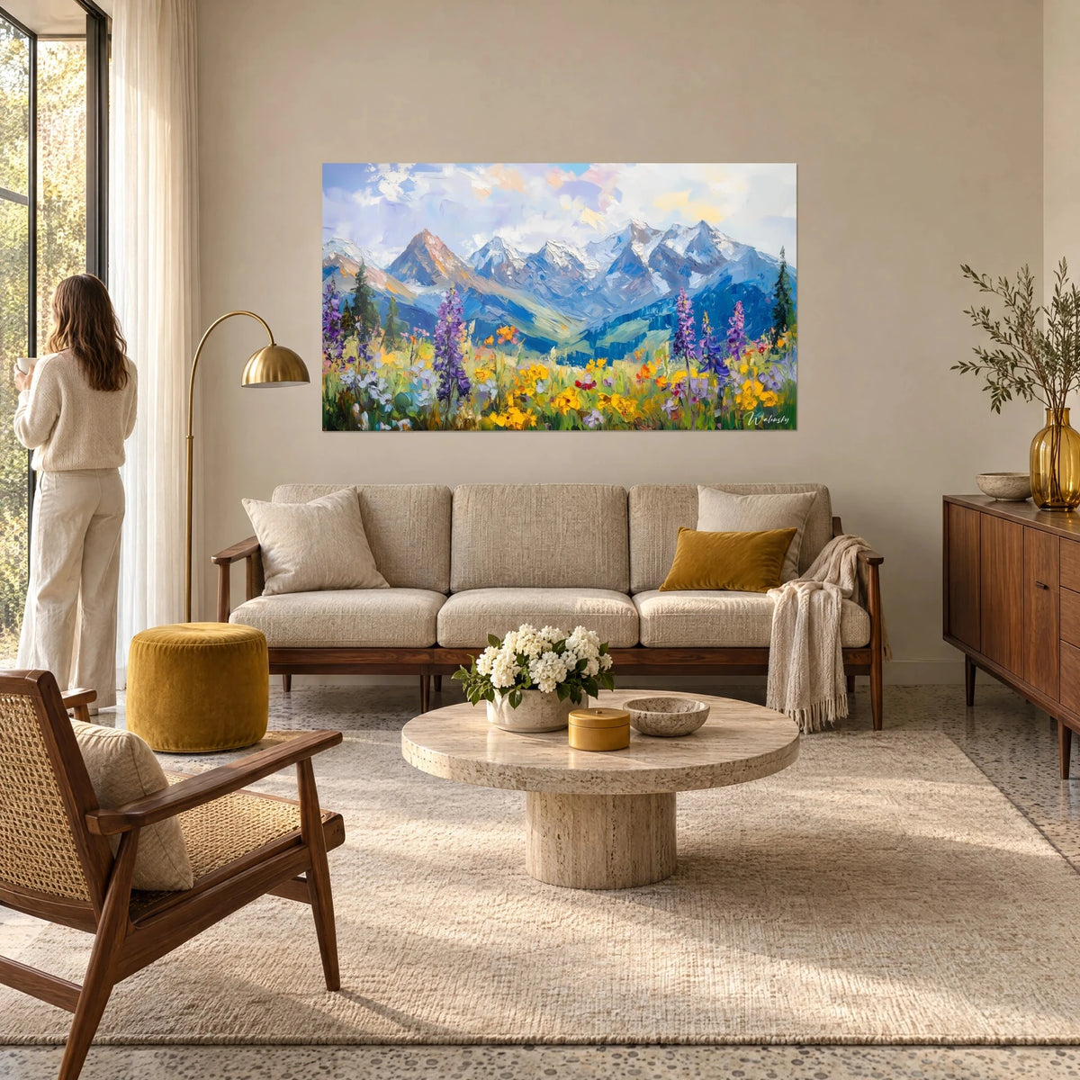 Schilderij van een massieve alpenbergketen met blauwige toppen, weide met paarse lupinen en boterbloemen, boven een bank in een lichte woonkamer