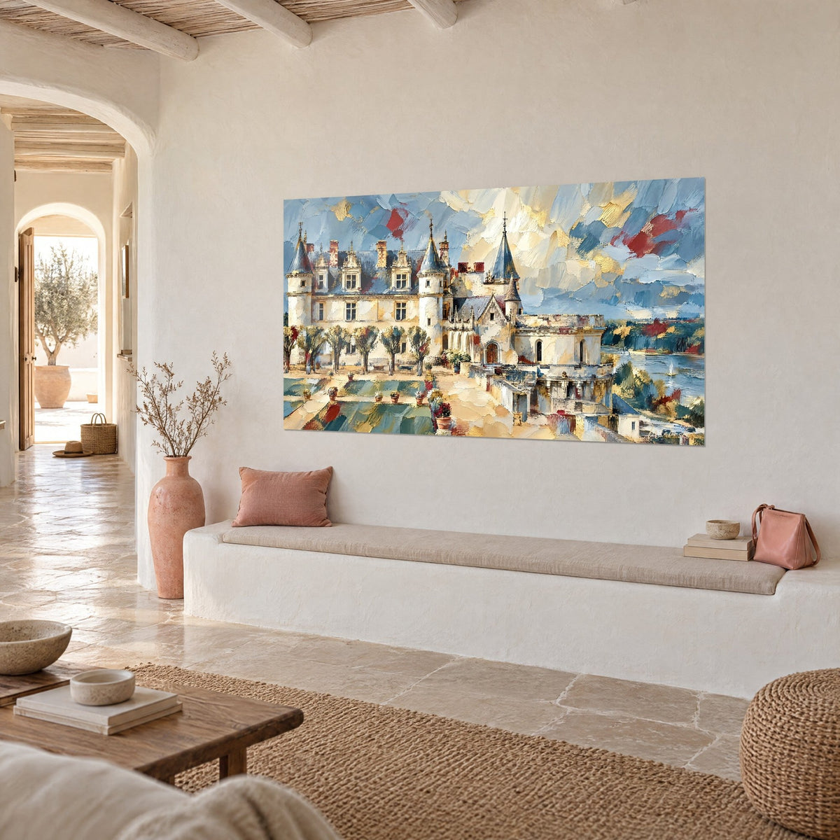 Cuadro Amboise en pintura a espátula: fachada marfil, tejados gris azulados, toques rojos y dorados, colgado en una casa mediterránea