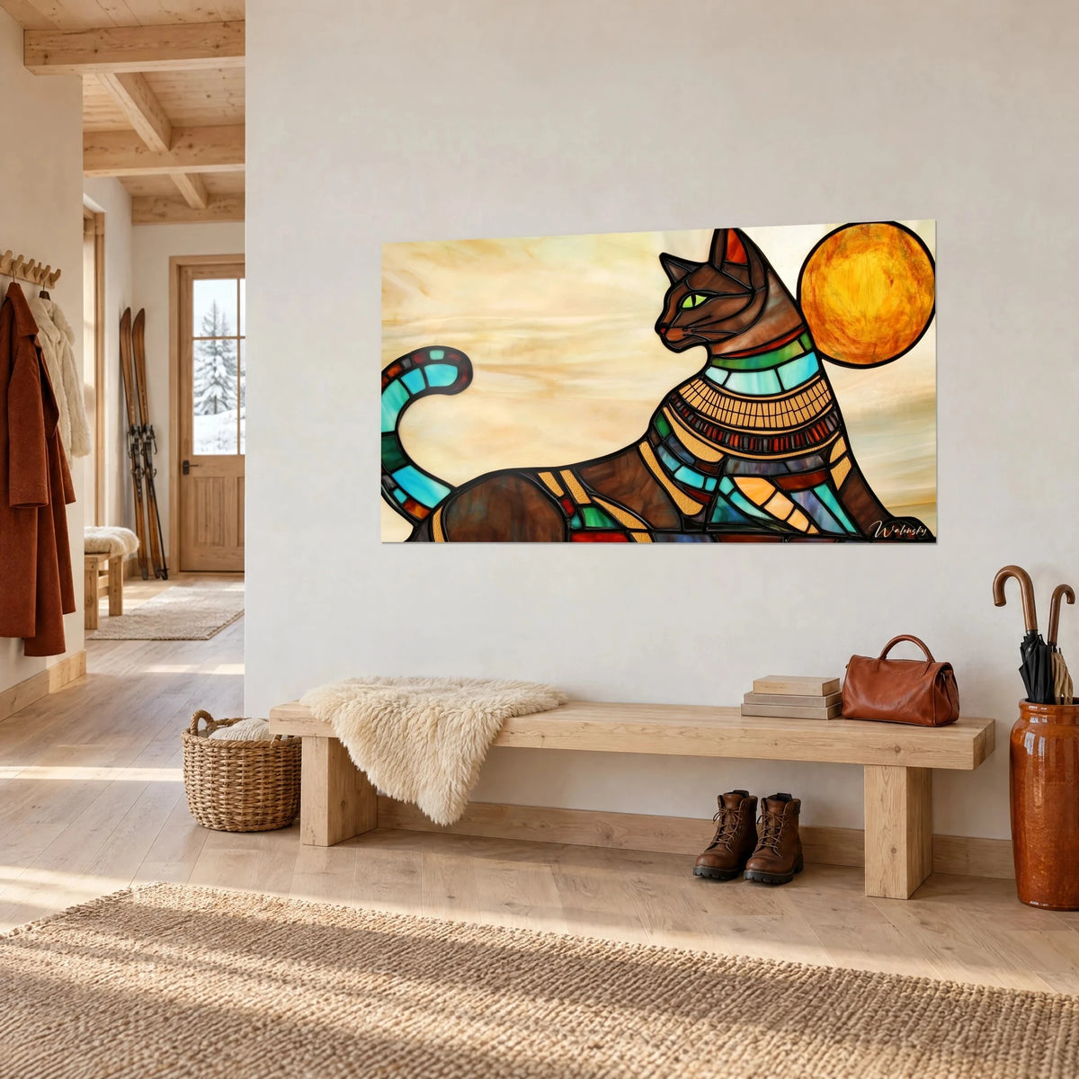 Gemälde katzenhafte Göttin mit bernstein- und türkisfarbenen Schuppen, safrangelbe Sonnenscheibe, an einer weißen Chalet-Eingangswand