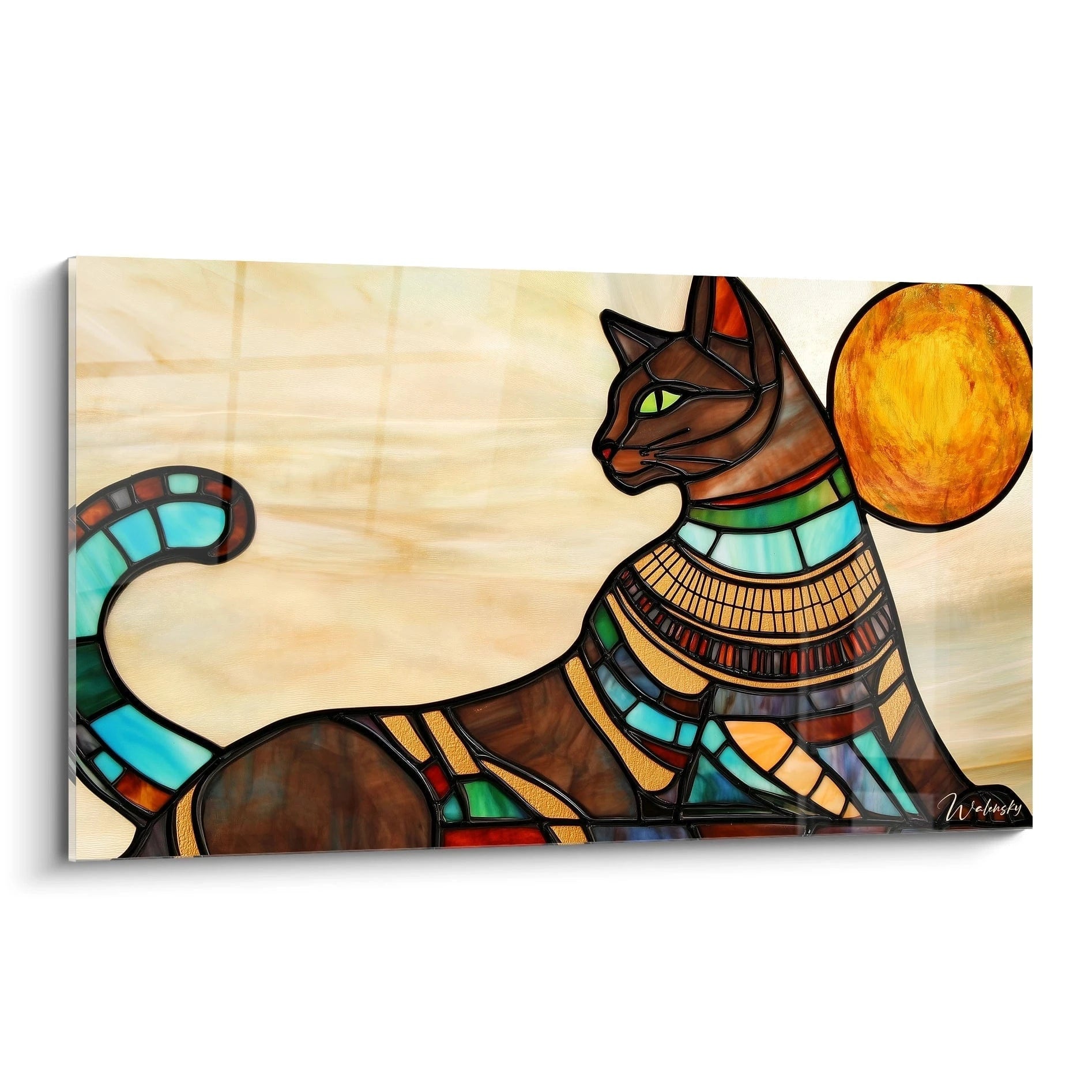 Un tableau vitraux représentant un chat égyptien stylisé avec parures cérémonielles, composé de sections colorées en turquoise, or et marron, délimitées par des lignes noires évoquant la technique du vitrail, avec un disque solaire ambré en arrière-plan sur fond beige.
