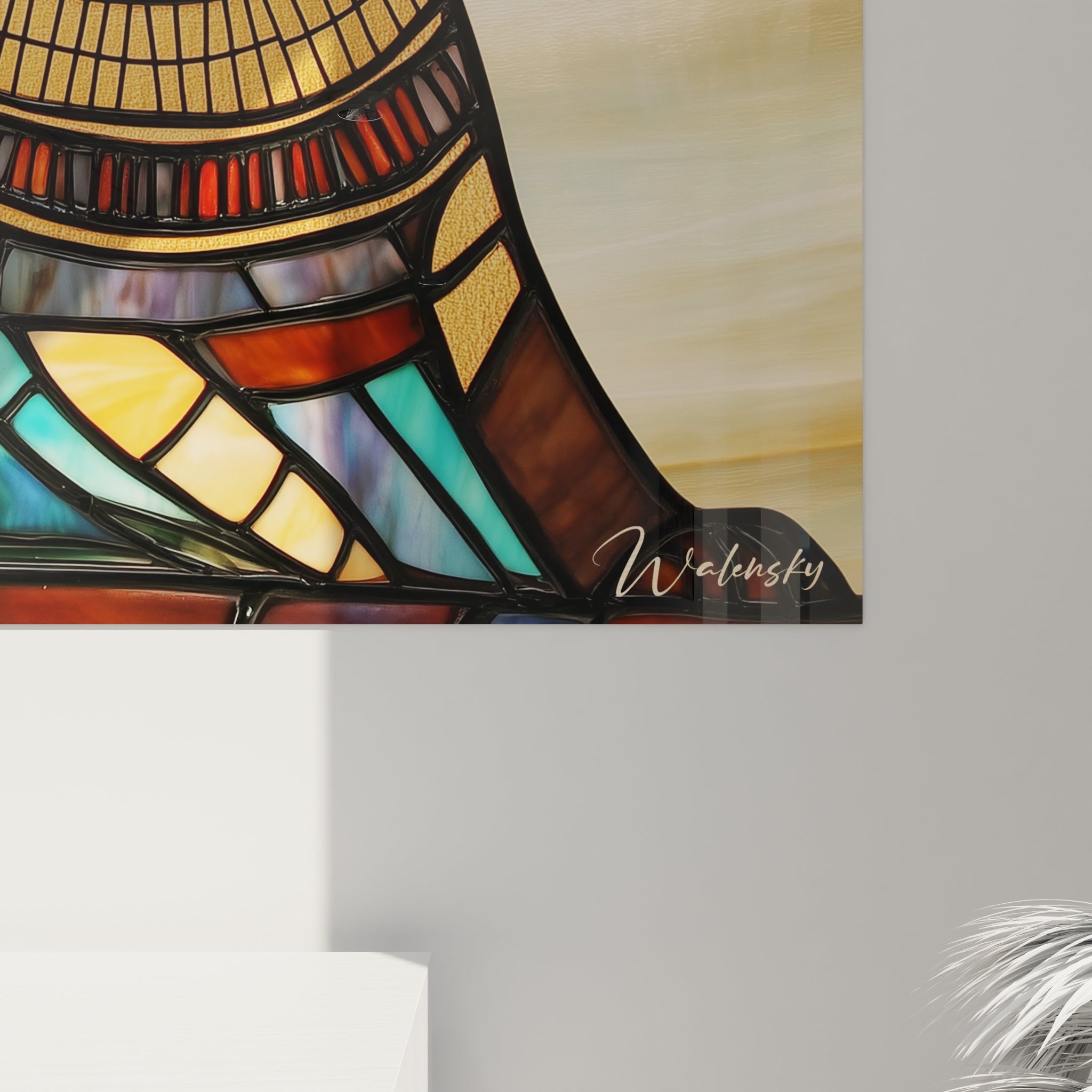 Un tableau vitraux présentant une figure féline sacrée de profil, dans un style néo-égyptien, avec des sections en verre coloré turquoise, ambre et brun, des jointures noires définissant les motifs géométriques des parures rituelles, illuminé par une lumière traversant les zones translucides.
