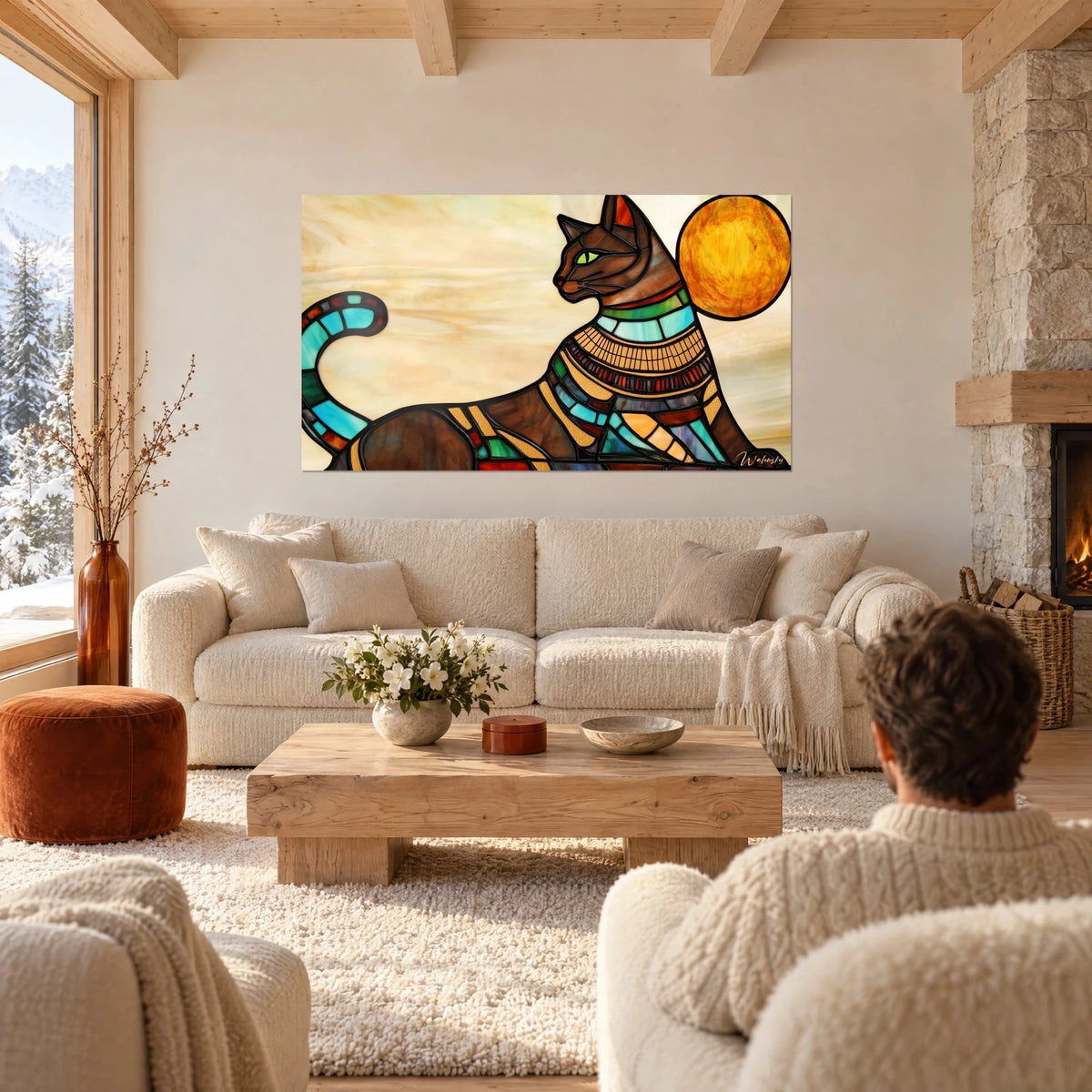 Gemälde ägyptische Katze im Glasfenster-Stil mit türkisfarbenen und goldenen Falten, orangefarbene Sonne, über einem Sofa in einem hellen Wohnzimmer