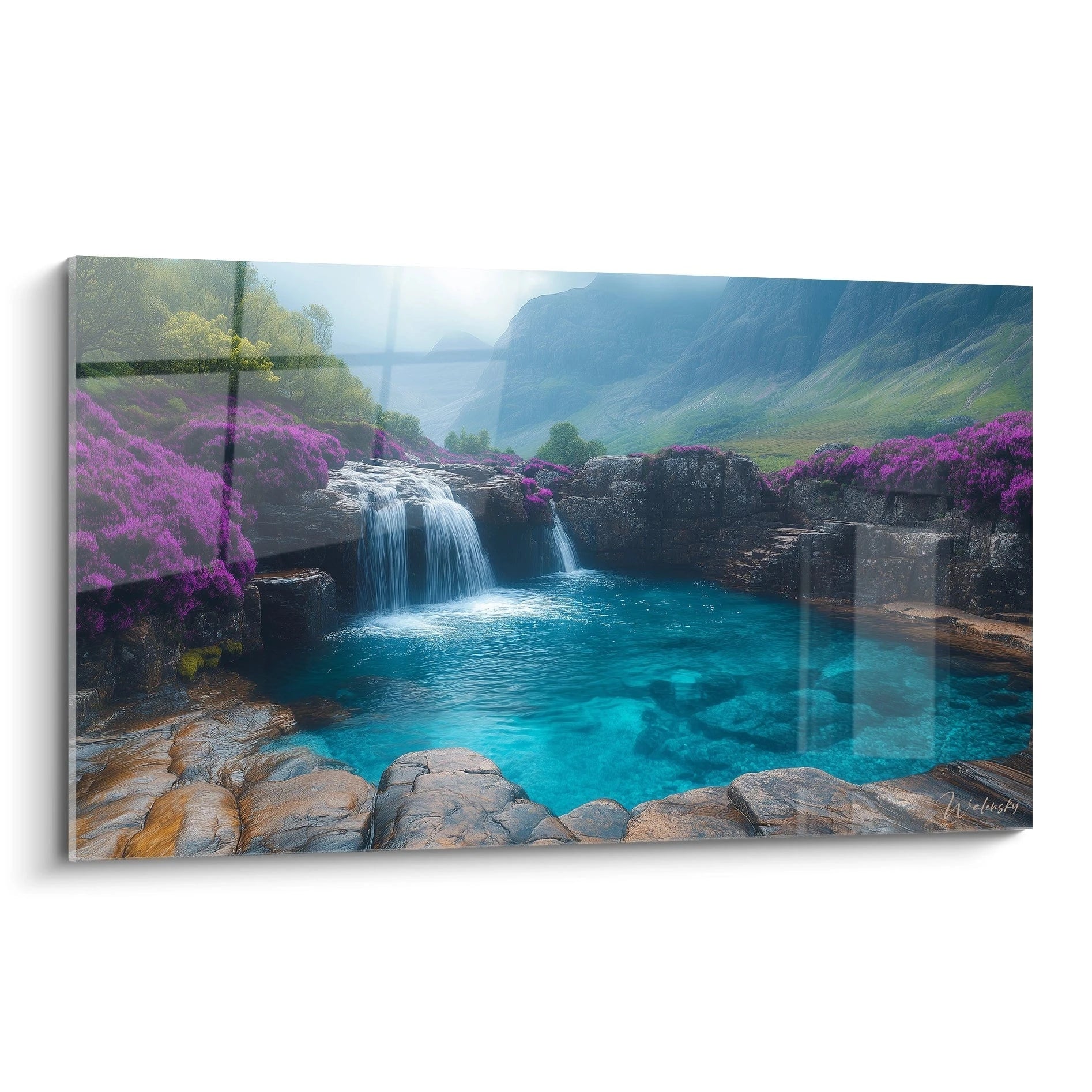 Un tableau cascade représentant une chute d'eau turquoise entourée de bruyères violettes, avec des rochers gris et un bassin transparent, dans une vallée montagneuse brumeuse aux teintes bleutées.
