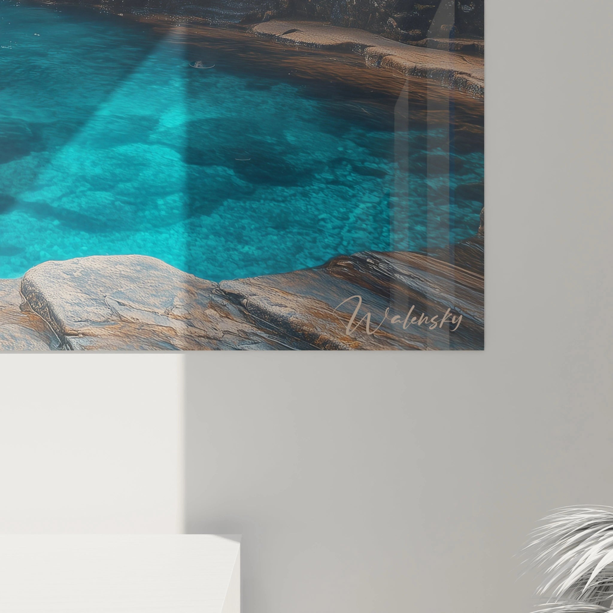 Un tableau cascade illustrant une oasis naturelle aux eaux turquoise transparentes, encadrée par des rochers gris et des bruyères violettes vibrantes, avec une perspective s'ouvrant sur une vallée montagneuse enveloppée de brume.
