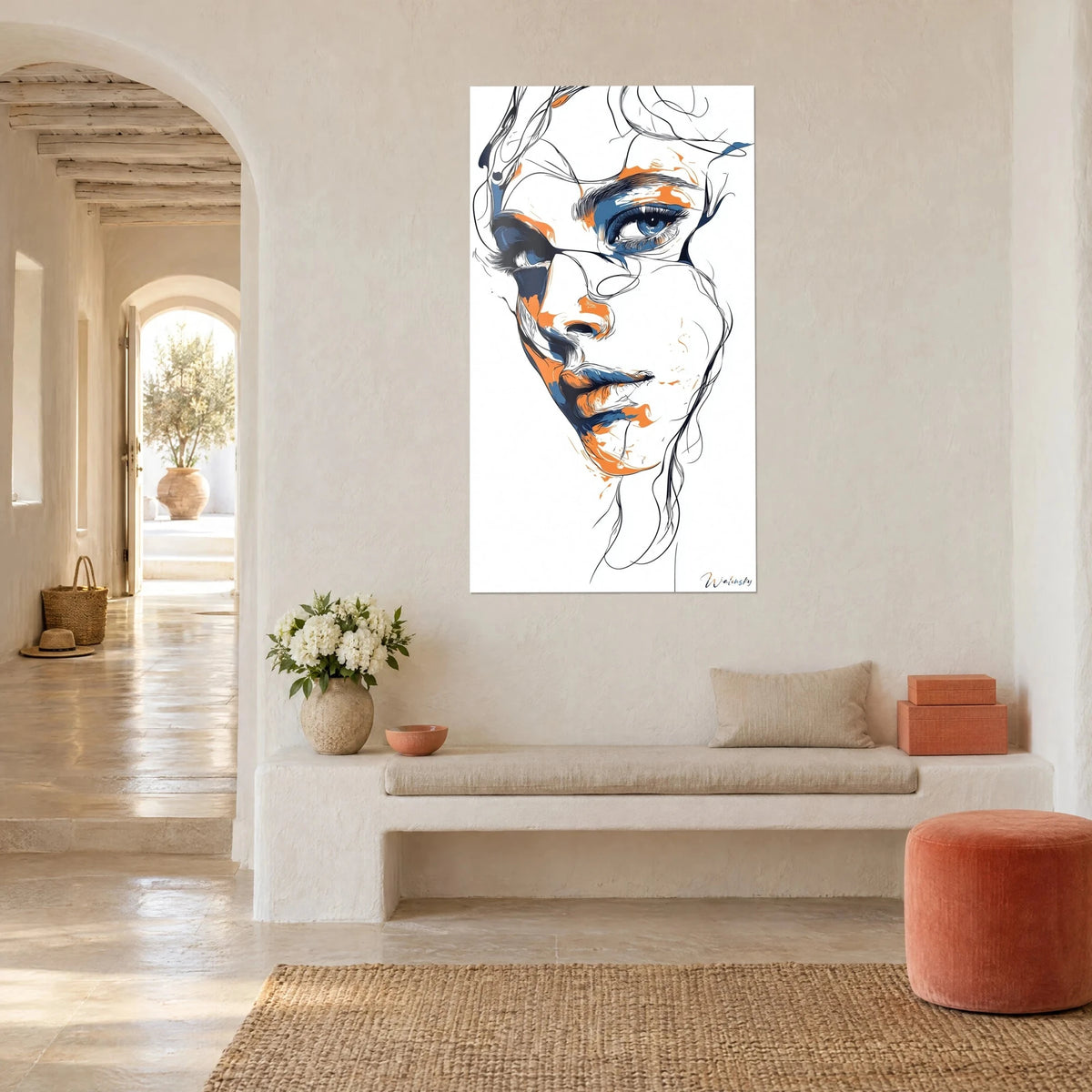 Tableau visage féminin stylisé, œil bleu cerné de lignes fines et touches orangées, mur crépi blanc, maison méditerranéenne