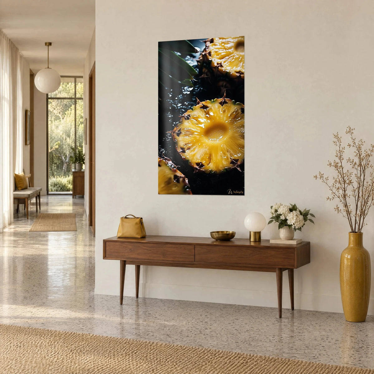 Cuadro rodaja de fruta tropical en amarillo azafrán y negro, hoja verde y gotas brillantes, vista de tres cuartos en un pasillo