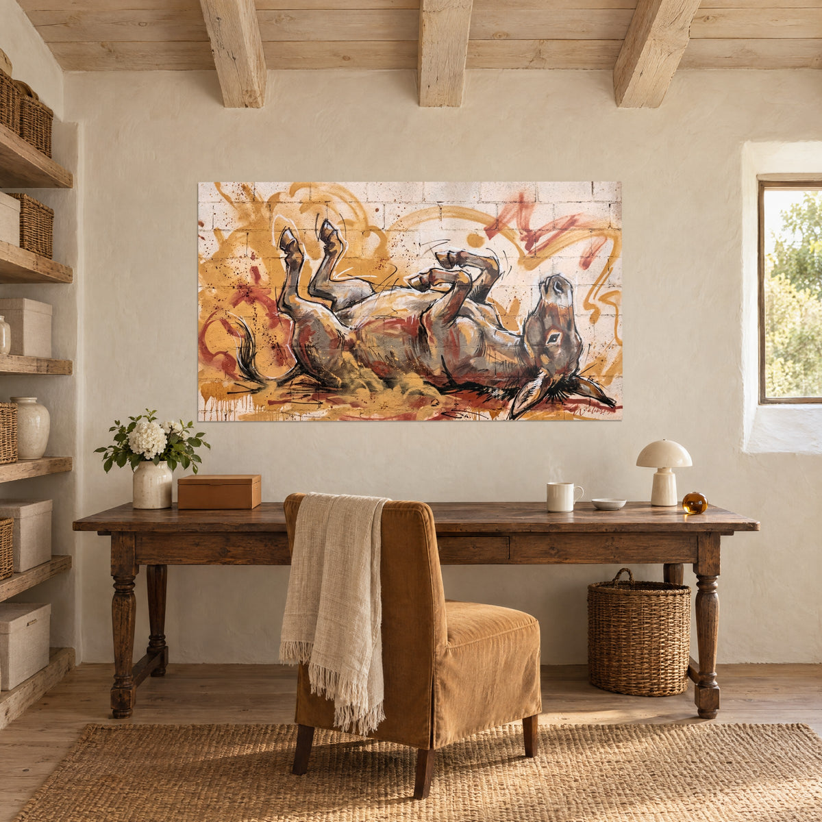 Tableau âne joyeux aux quatre sabots dressés, jaune safran et rouge rouille, accroché au-dessus d'une table de bureau en bois ancien