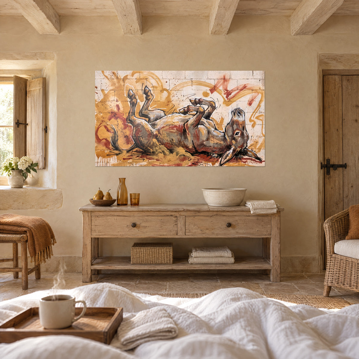 Tableau âne qui se roule dans la poussière, museau levé, taches rouille et ocre sur briques claires, au-dessus d'un lit dans une chambre claire