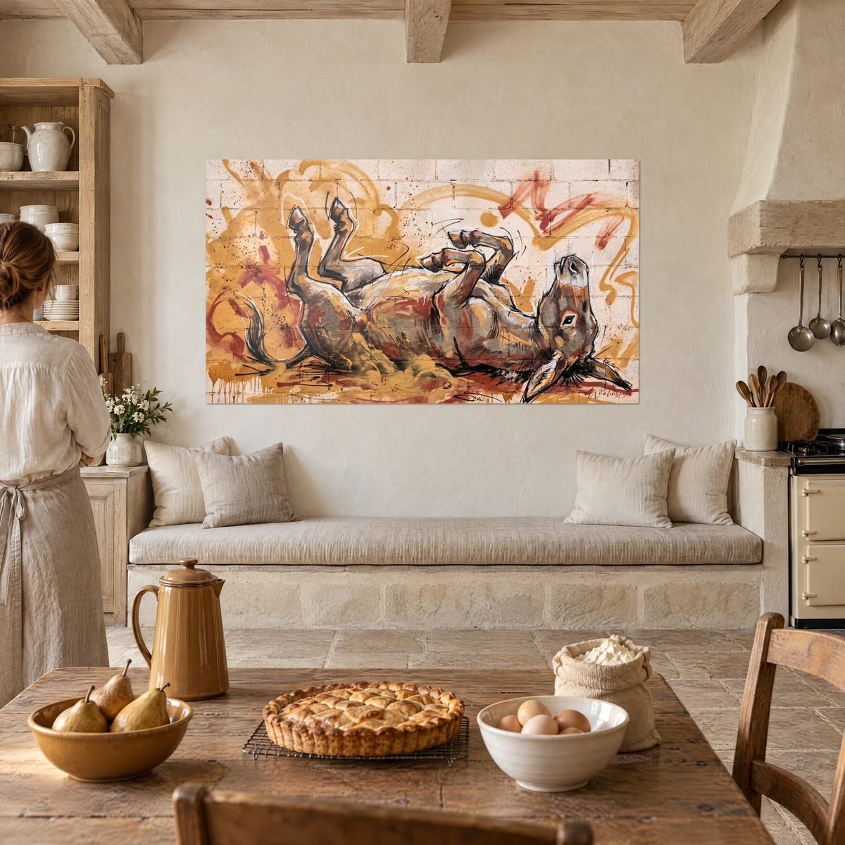 Tableau bourricot couché, ventre gris et crinière noire, éclaboussures rouge brique et jaune moutarde, dans une cuisine de campagne en pierre