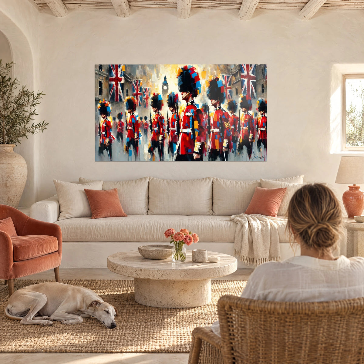 Cuadro de guardias reales con casacas rojas y gorros negros de piel de oso, banderas Union Jack, sobre un sofá en un salón luminoso