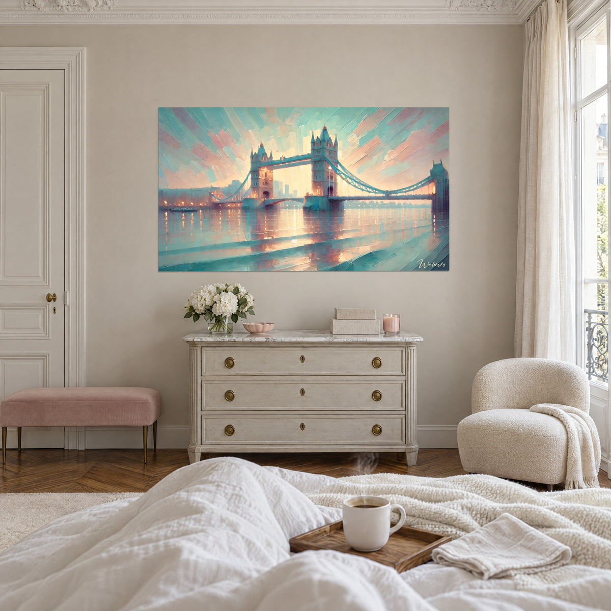 Cuadro de la silueta de Londres al amanecer, arcos azul celadón y destellos ámbar sobre el río, encima de una cama en un dormitorio luminoso