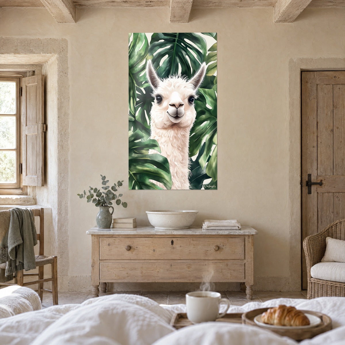 Cuadro de camélido con vellón blanco y hocico rosado, tras hojas de monstera verde suave, sobre una cama en un dormitorio luminoso